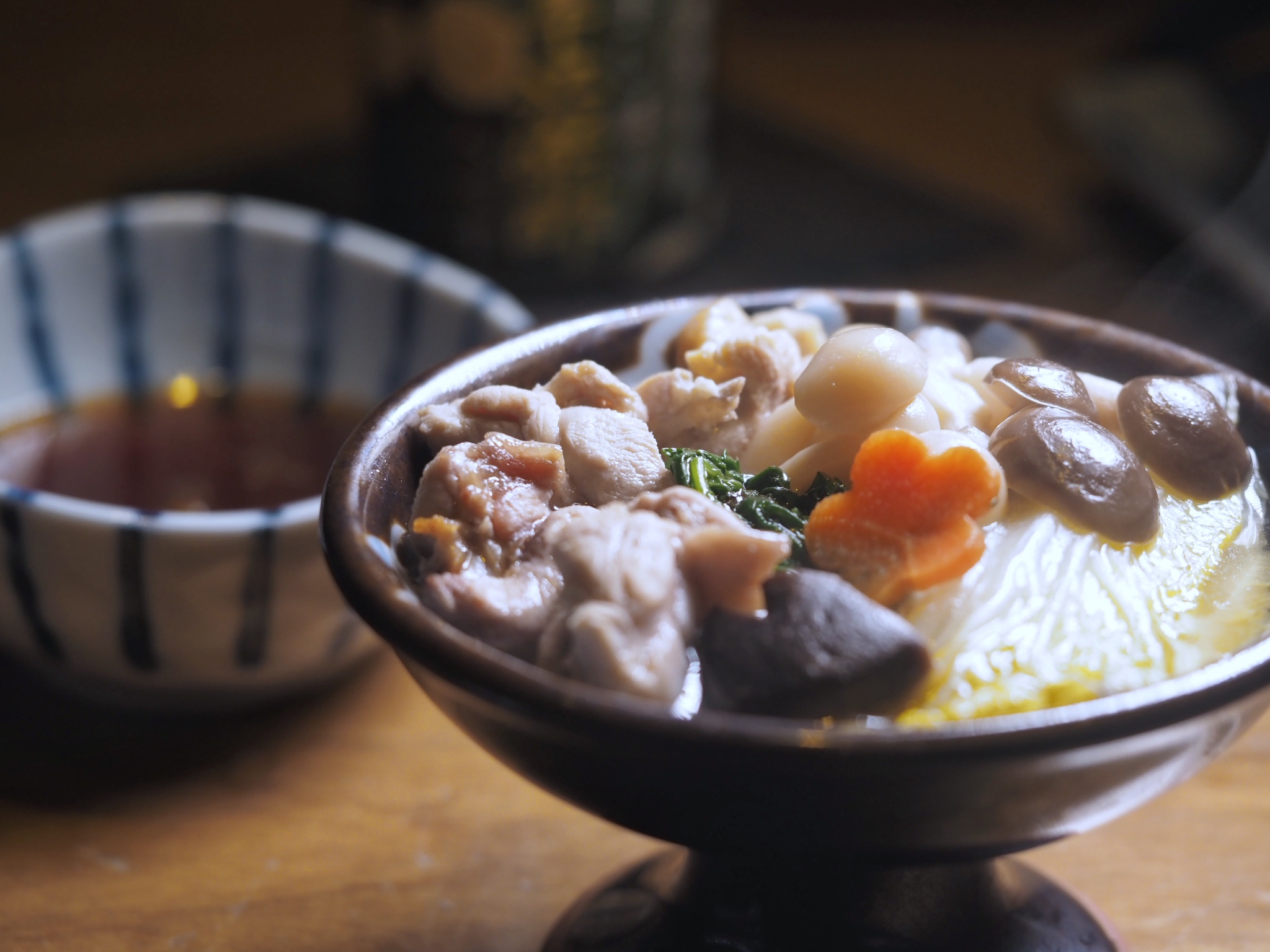 採位上的「雞白湯野菜水炊鍋」湯頭鮮潤,蘸上酢柑橘醬汁更增甜美。(日向特別套餐內容)