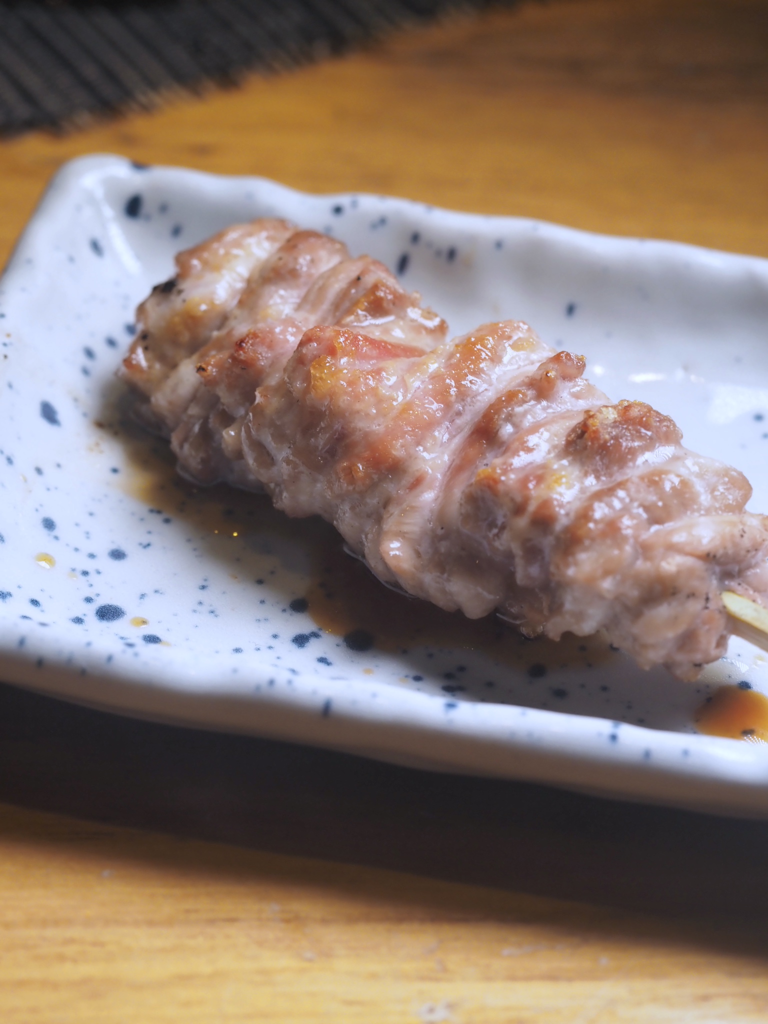 處理費工的「雞首肉」有如雞身上的松阪肉,口感脆Q。(日向特別套餐內容)