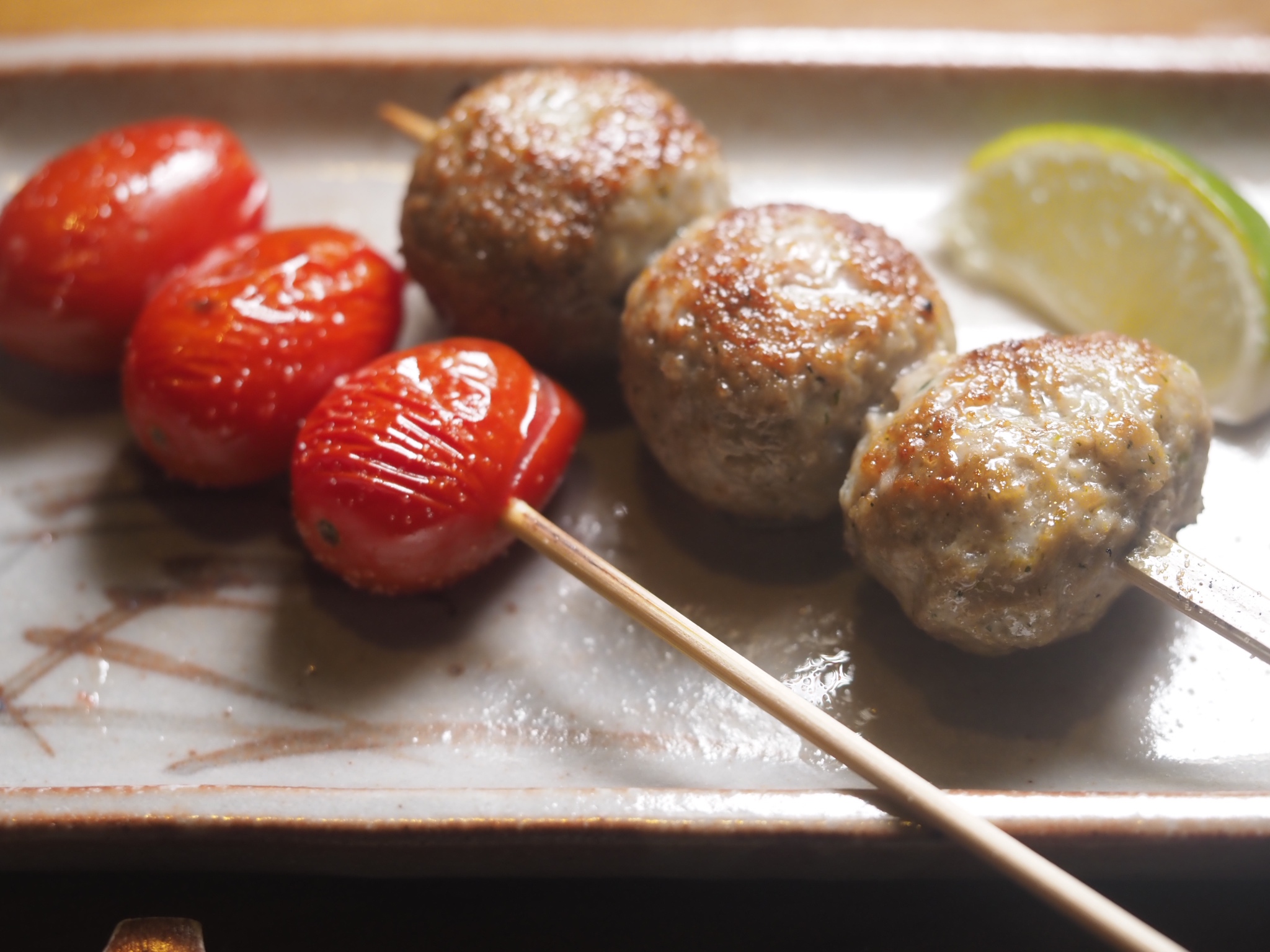 「番茄」(左)一咬爆漿,「雞肉丸」(右)有軟骨的脆感。(日向特別套餐內容)