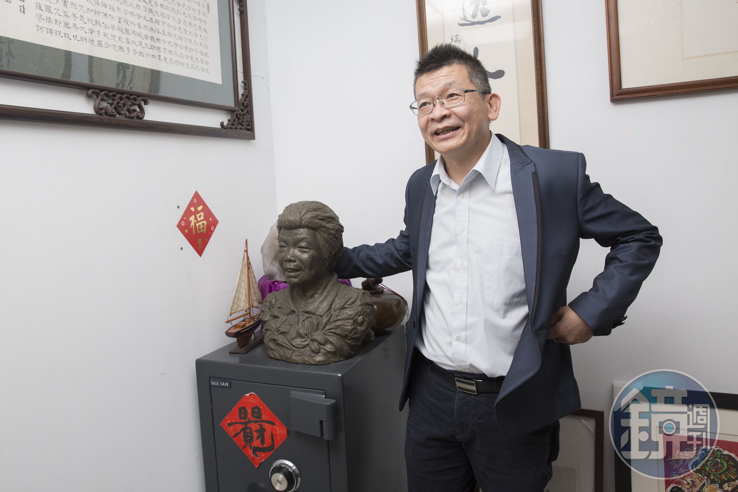 楊勝得在辦公桌前放了母親的雕像，感念媽媽在創業時替他奔走籌錢。