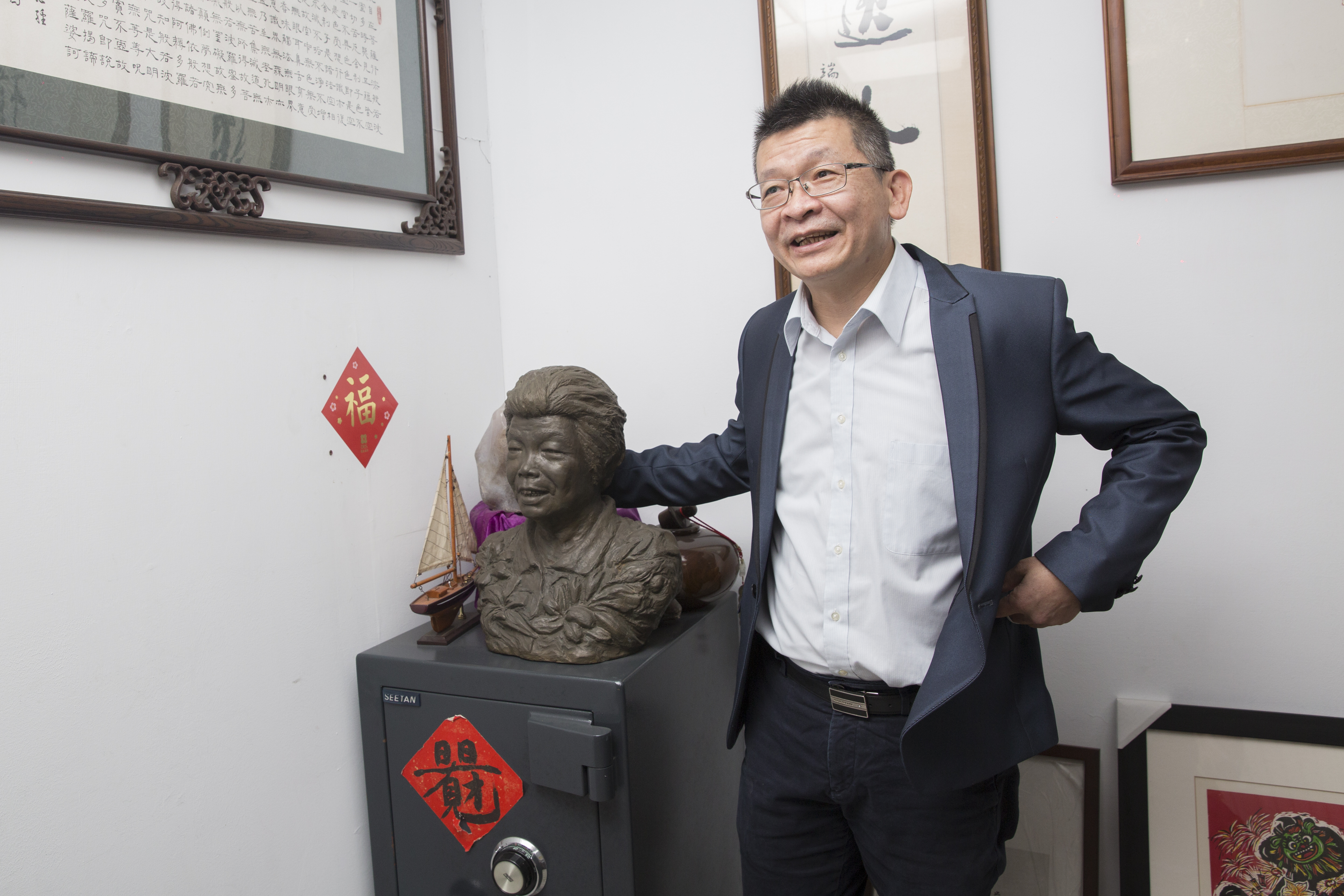 楊勝得在辦公桌前放了母親的雕像，感念媽媽在創業時替他奔走籌錢。