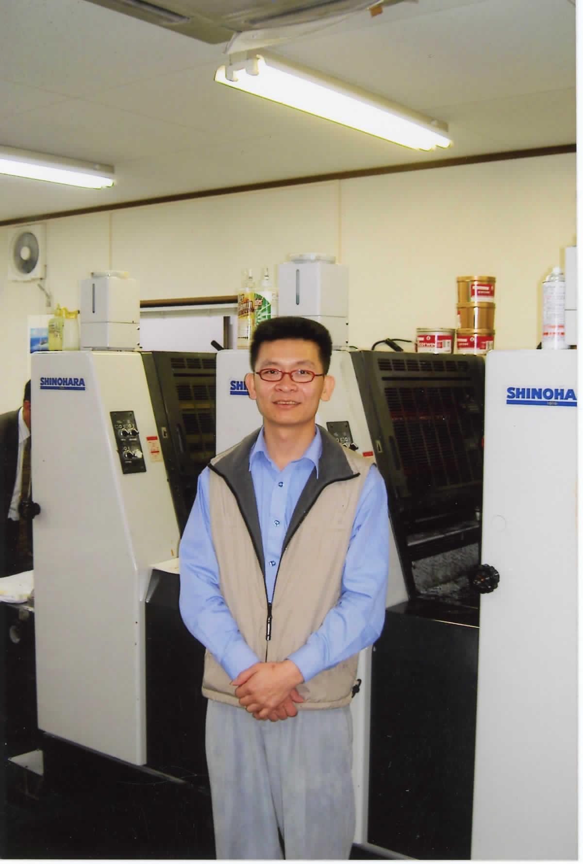 楊勝得到製版廠當學徒,18歲時創業開印刷廠。(楊勝得提供)