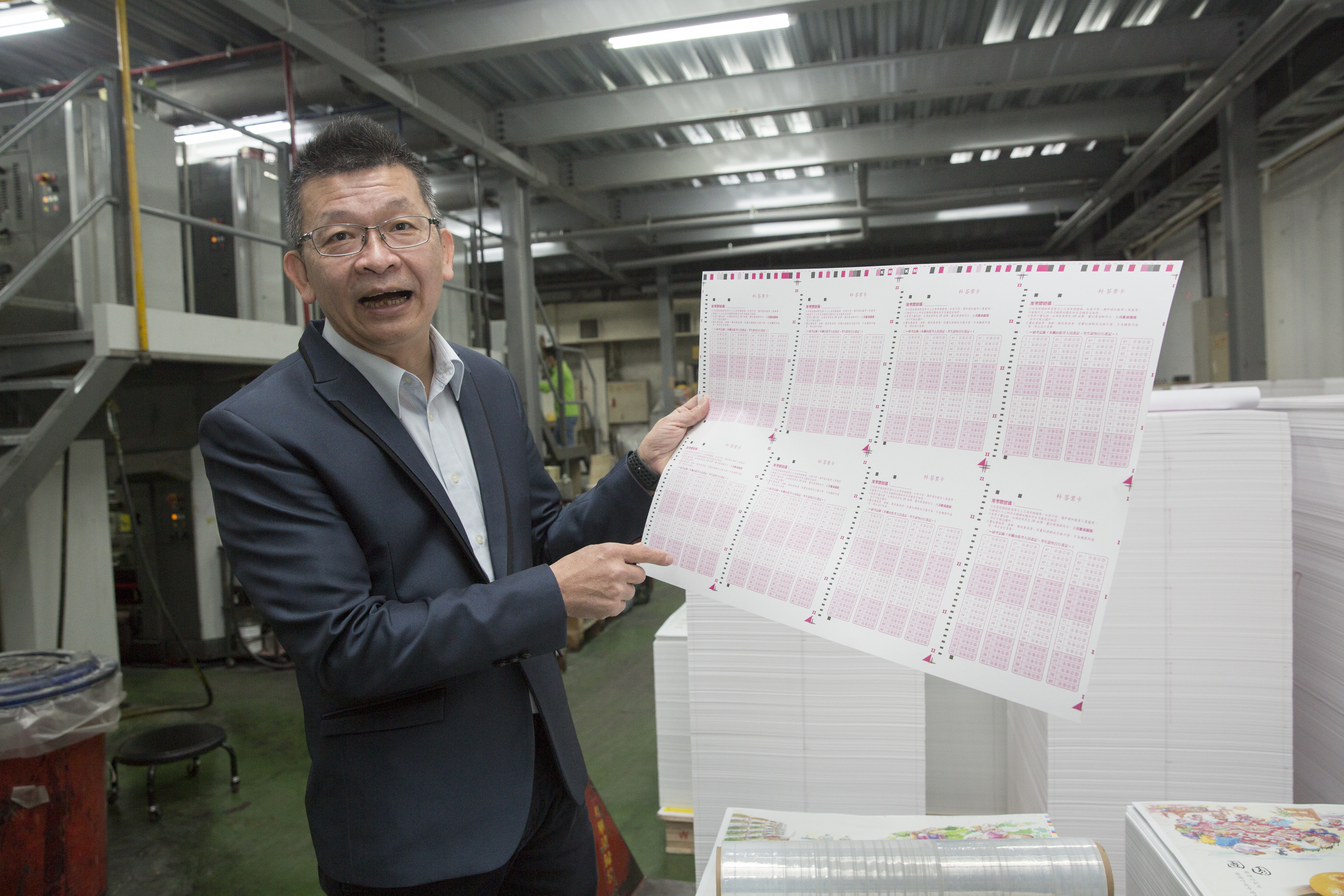 楊勝得也印製大考中心、會考的答案卡，他自豪什麼都印、無所不印。