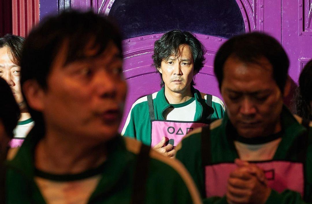 李政宰（中）以《魷魚遊戲》入圍金球獎電視類最佳男主角，但今天確定不出席典禮。（翻攝自李政宰Instagram）