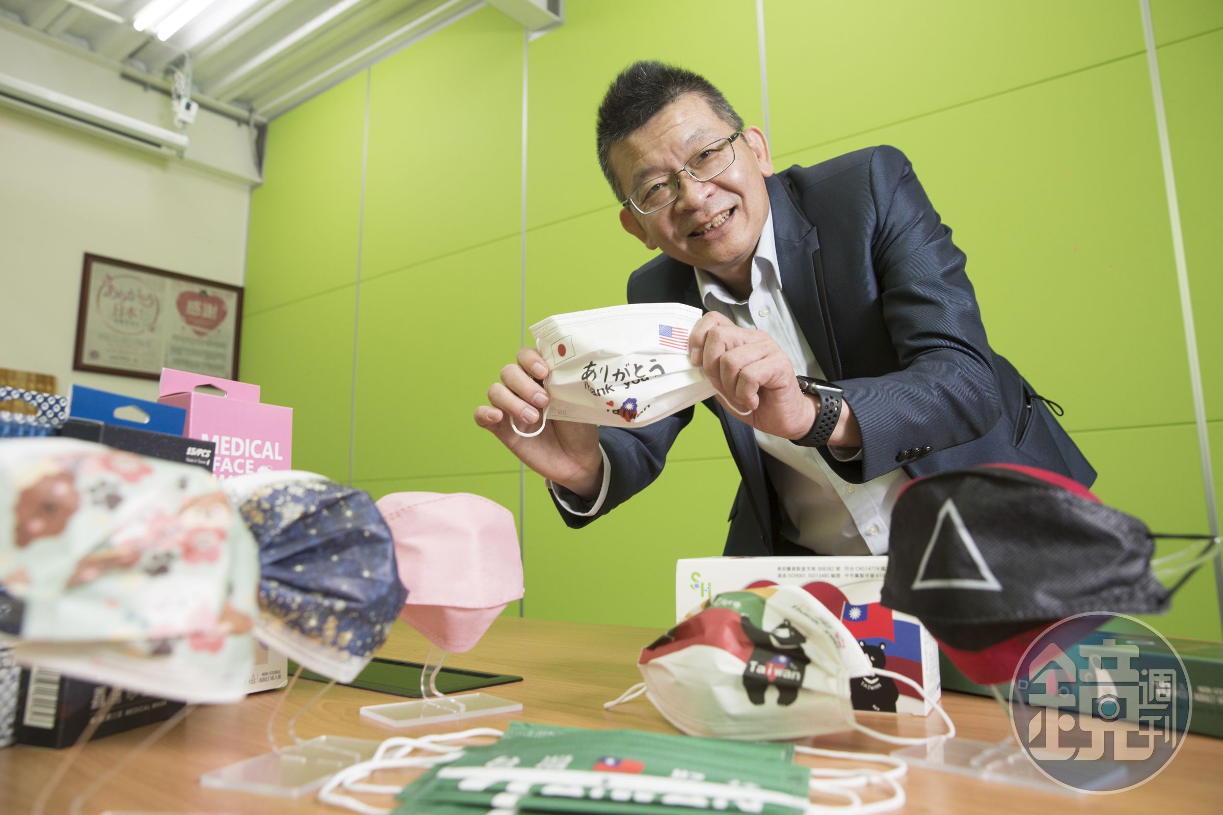 楊勝得常看新聞，掌握社會熱點消息，即時推出客製化口罩。