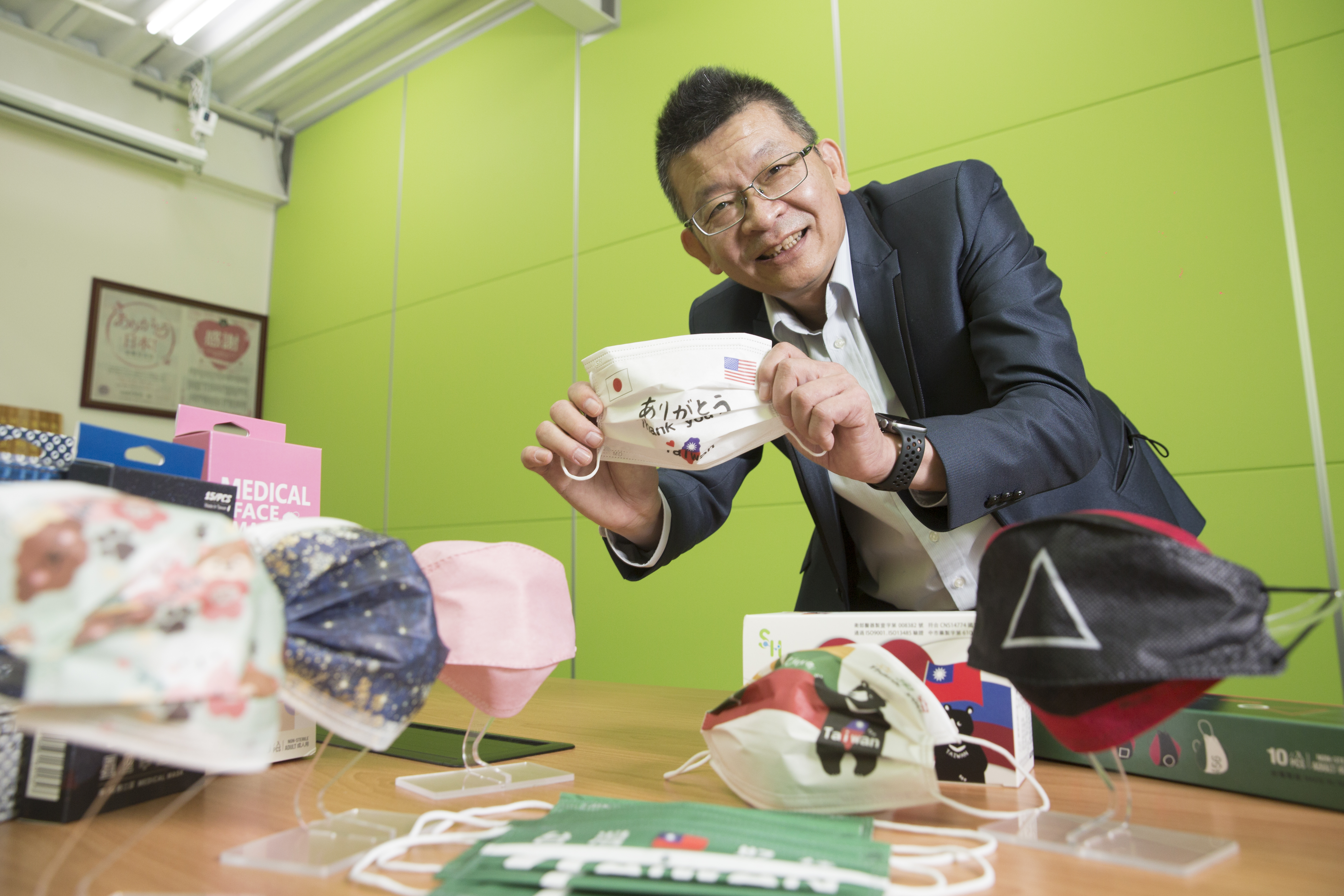 楊勝得常看新聞，掌握社會熱點消息，即時推出客製化口罩。