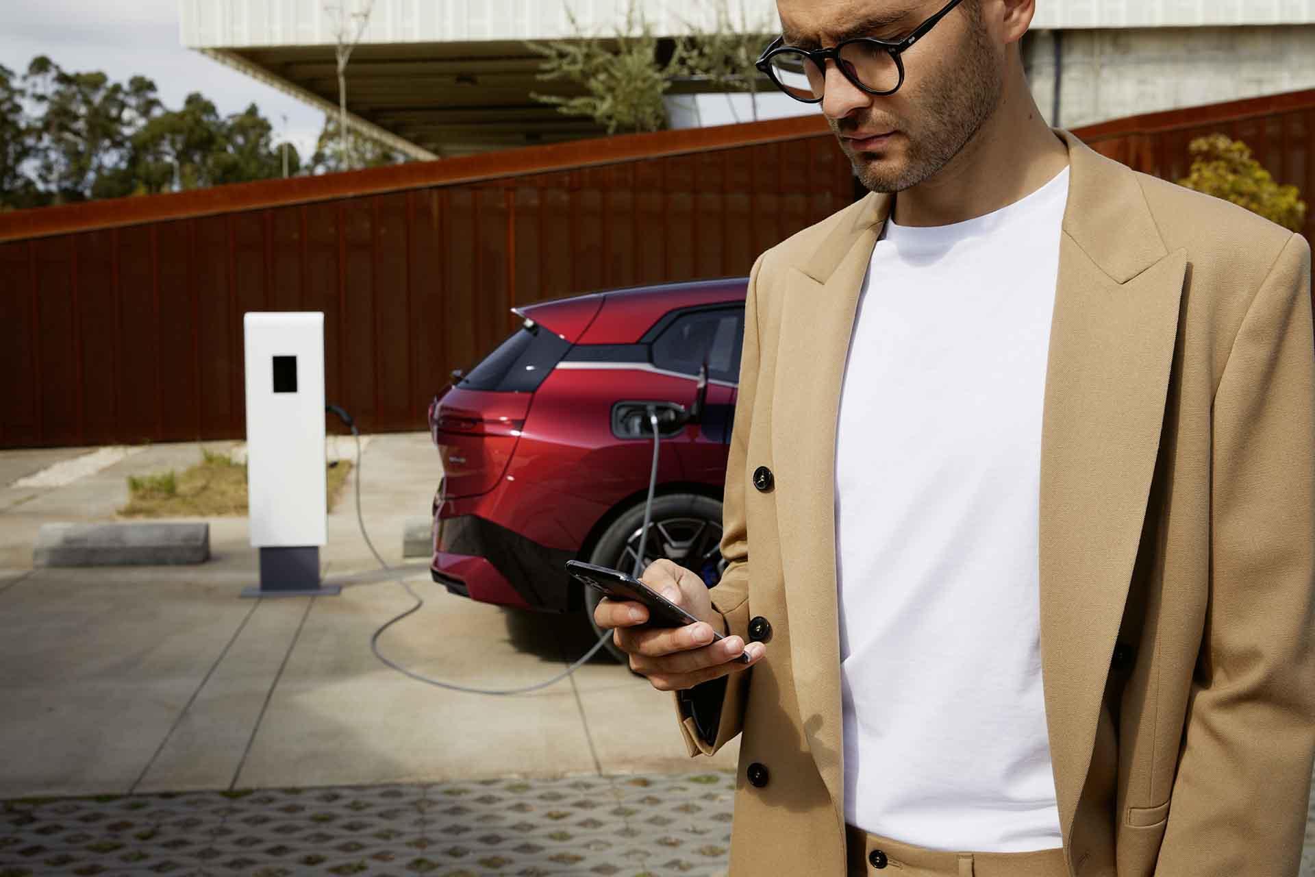 iX xDrive50搭載容量為111.5kWh的電池組，搭配CCS1規格且功率最高達350kW的BMW i直流高速充電站，最快僅需10分鐘就能補充150km的行駛里程。