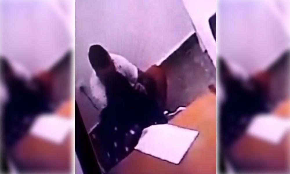 阿根廷一名女法官與殺警凶在監獄激烈擁吻。(翻攝推特)