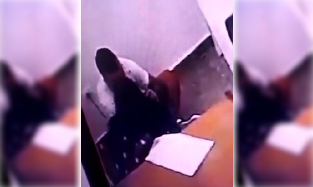 阿根廷一名女法官與殺警凶在監獄激烈擁吻。（翻攝推特）