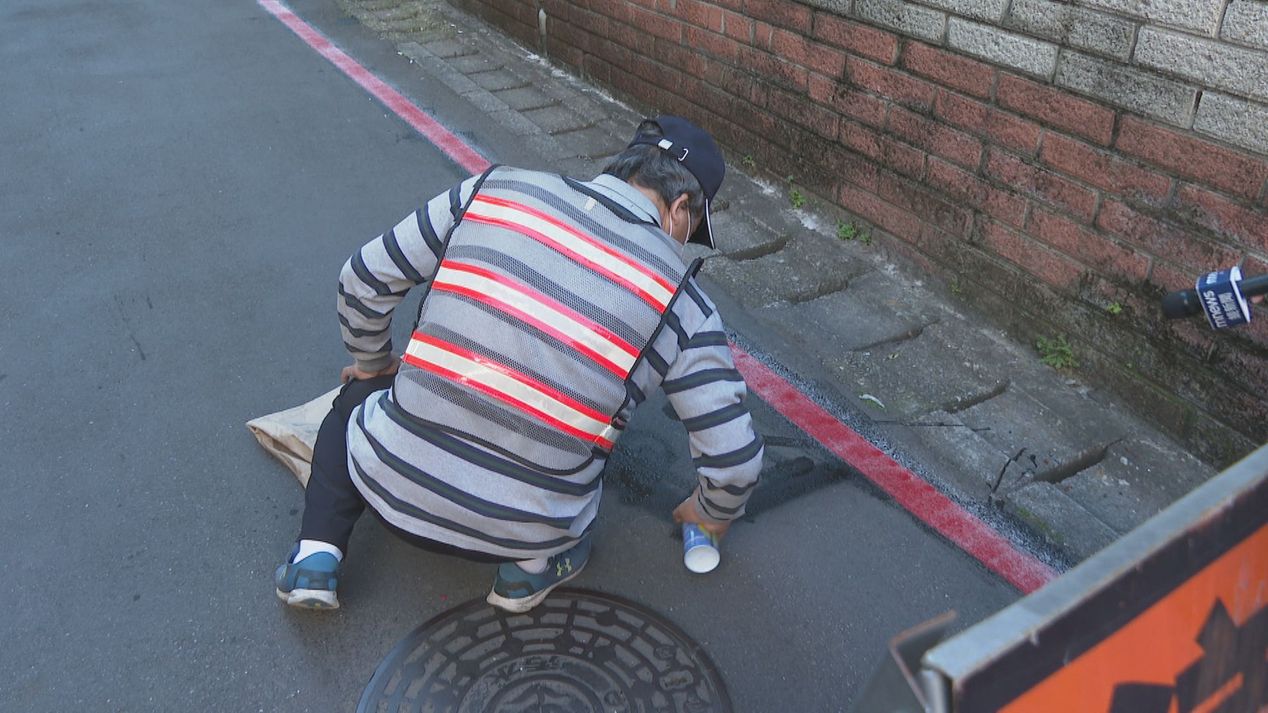 新北市樹林區一處防火巷，紅線一下被塗黑、一下又紅回來。