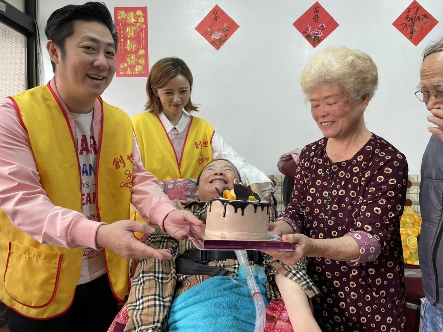 艾成跟王瞳準備蛋糕幫個案慶生。(民視提供)