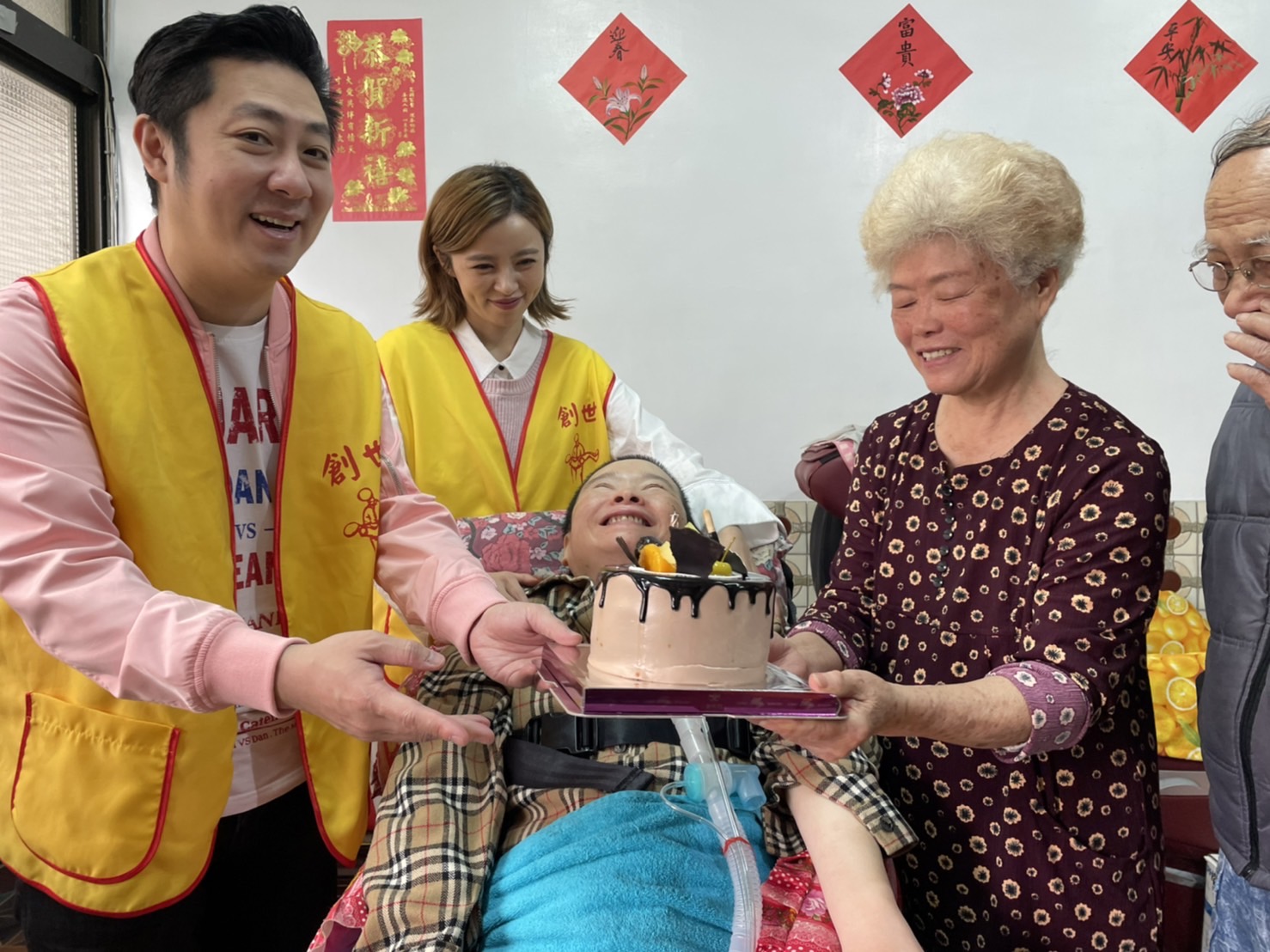 艾成跟王瞳準備蛋糕幫個案慶生。（民視提供）