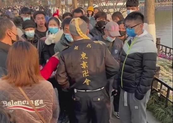 一名男子在南京穿著《東京復仇者》的服飾,遭路人圍堵要求脫衣。(翻攝微博)