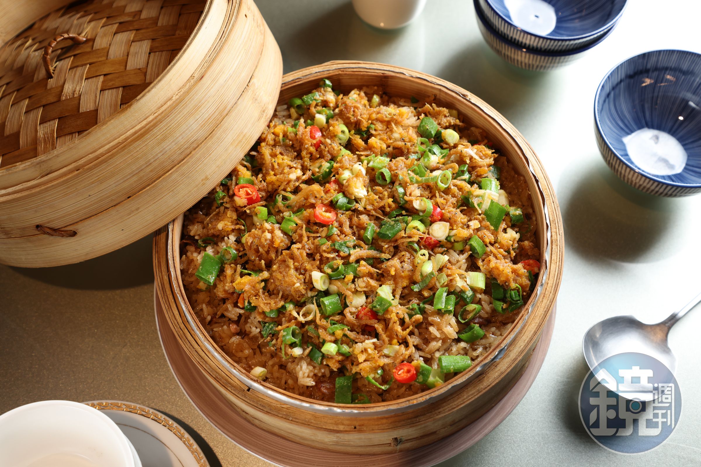 簡直是台式肉粽拆解版的「金沙吻仔魚米糕」味覺層次豐富迷人。（360元／小份、680元／大份）