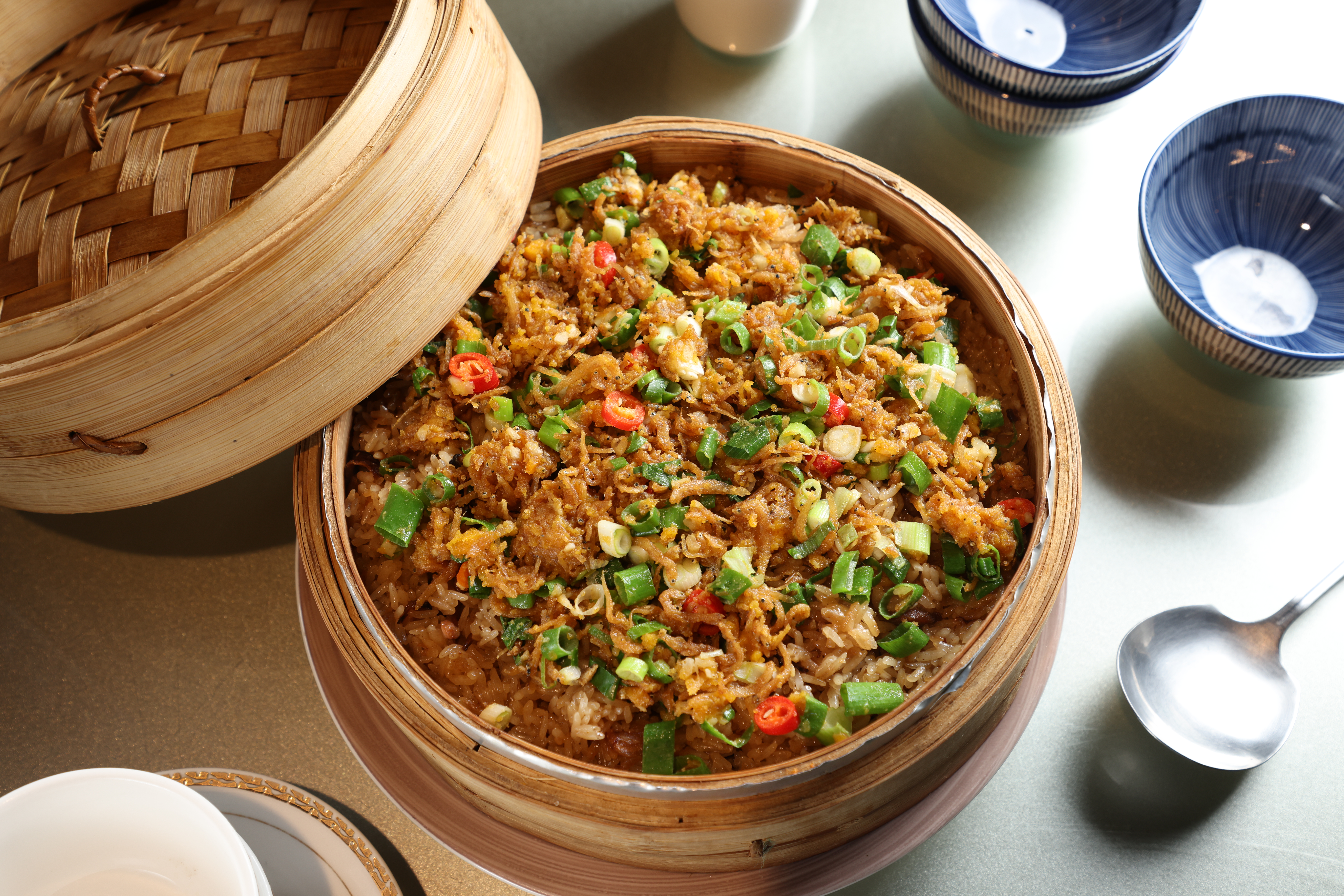 簡直是台式肉粽拆解版的「金沙吻仔魚米糕」味覺層次豐富迷人。（360元／小份、680元／大份）