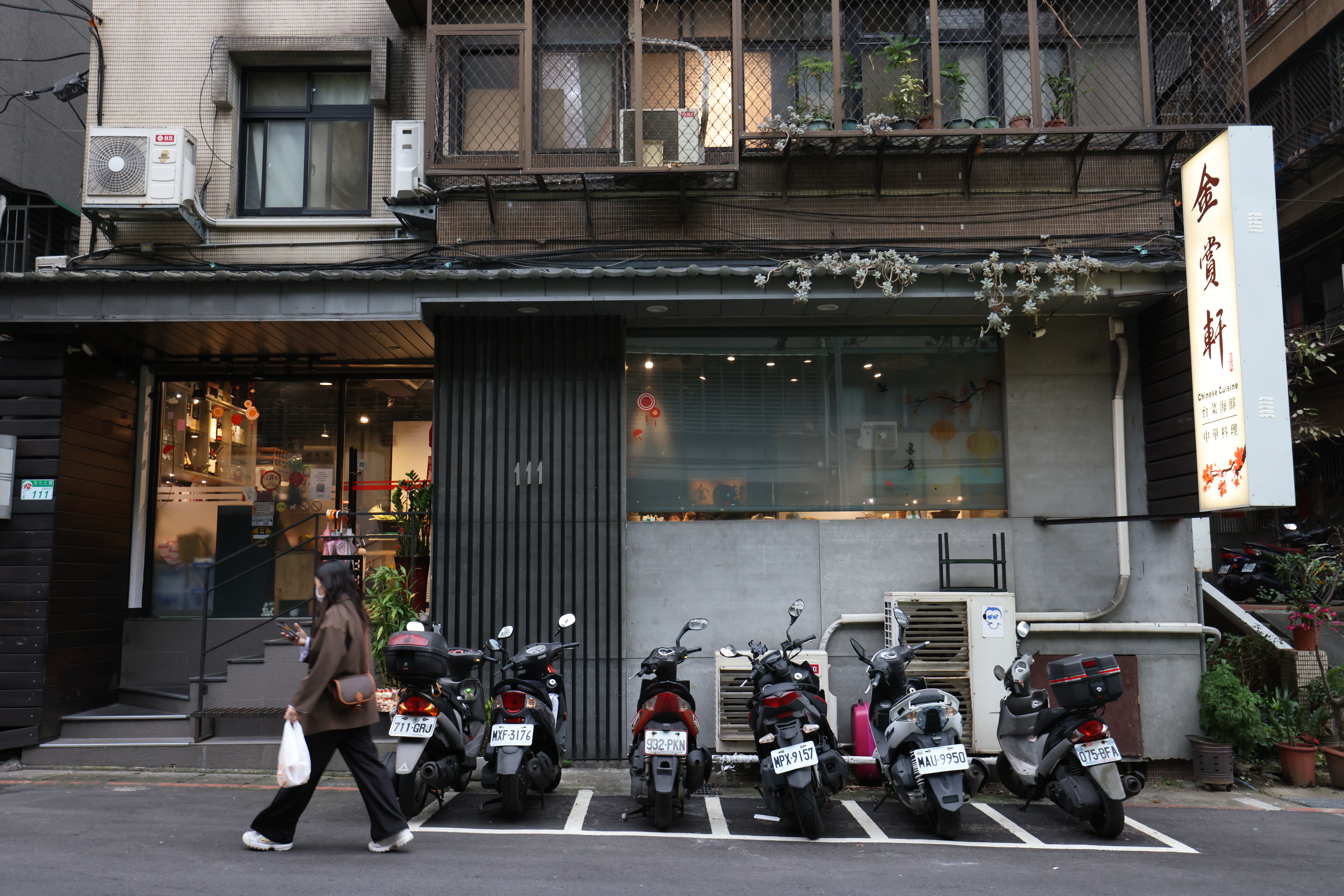 店內空間不大，只有一個16人包廂，總共可容50位客人同時用餐。