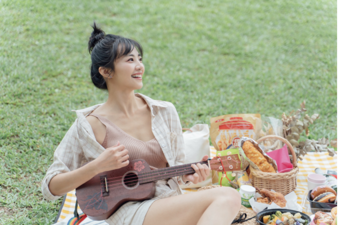 安娜・李在最新單曲〈我在你身旁〉MV中，以陪伴為題,傳達一年四季的各種陪伴方式，讓整首歌曲的氛圍溫暖而有趣。（A-One音樂&馬可多娛樂提供）