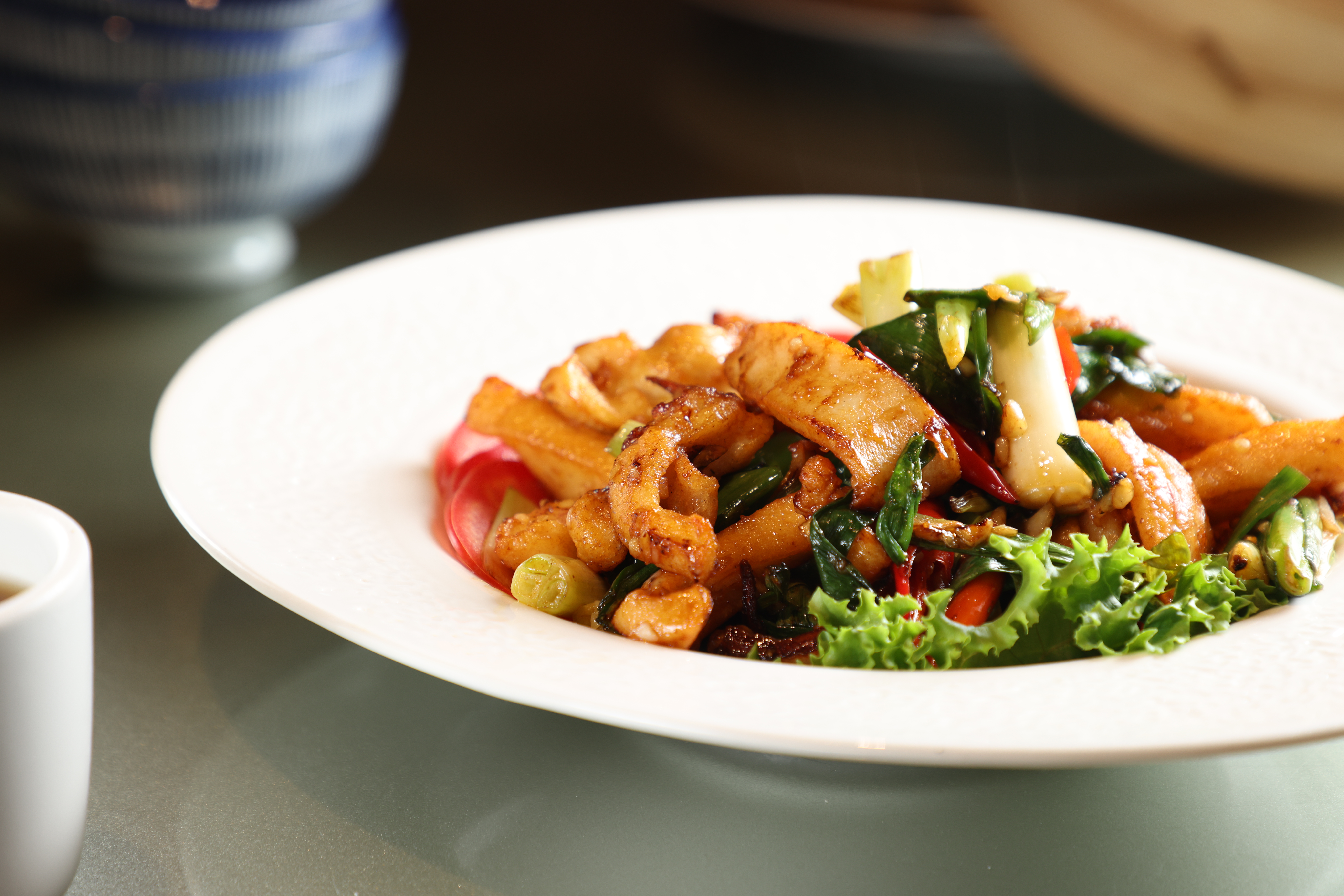 鑊氣十足的「香蒜中卷」是最佳下酒菜。（420元／小份、630元／中份）