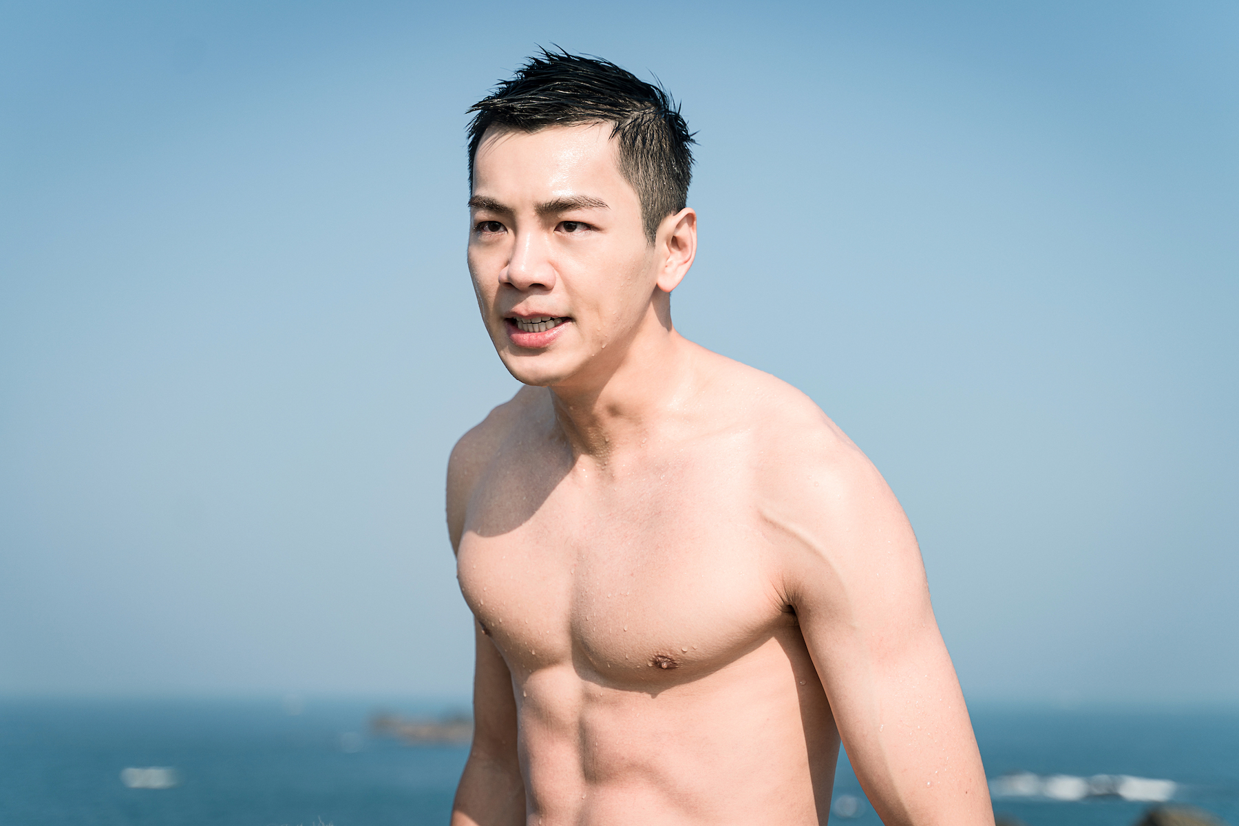 禾浩辰飾演人魚界第一美尾徐仁宇,莫名被召喚上陸地,為了尋找被迫上岸的原因,霸道讓蔡凡熙收養他。(羚邦集團提供)