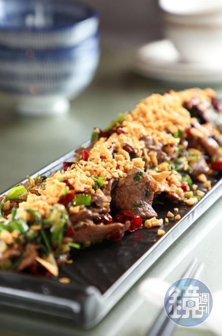 鋪滿金黃蒜酥的「香芹牛肉」,入口便覺各種辛香料氣味在口中爆開。(380元/小份、570元/中份)