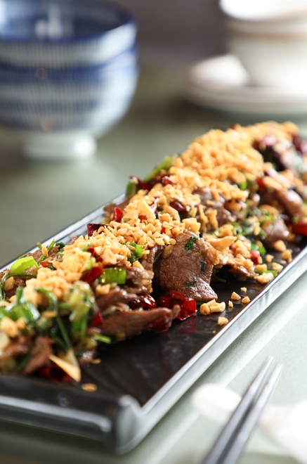 鋪滿金黃蒜酥的「香芹牛肉」，入口便覺各種辛香料氣味在口中爆開。（380元／小份、570元／中份）