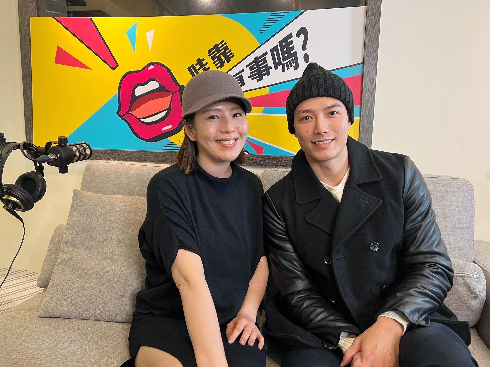 劉品言日前以老闆身份帶著旗下藝人「BL劇男神」,一起上Podcast、Youtube節目《哇靠有事嗎》。(《哇靠有事嗎》提供)