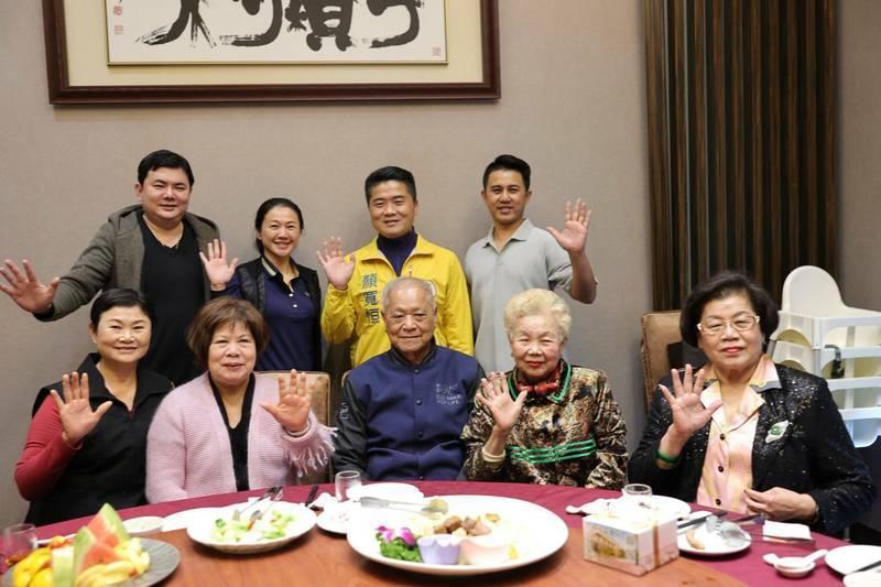 柯文哲父母(前排右2、3)與顏寬恒(後排右2)「巧遇」引發熱議。(顏寬恒團隊提供)