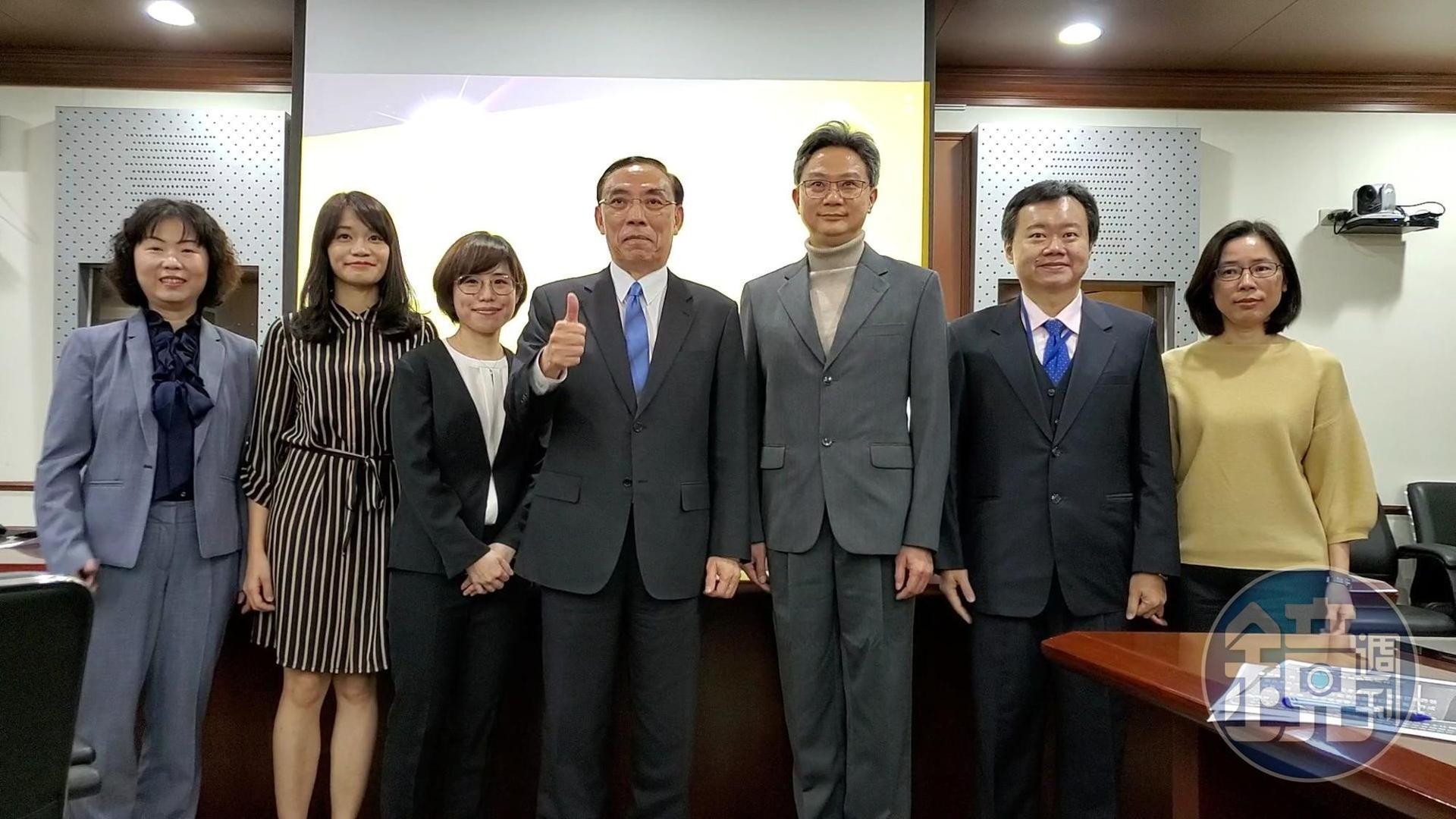法務部長蔡清祥(中)與6得獎檢察官合影。右起依序為林秀敏、陳建佑、王怡仁、蔡清祥、廖倪凰、呂舒雯、郭靜文。