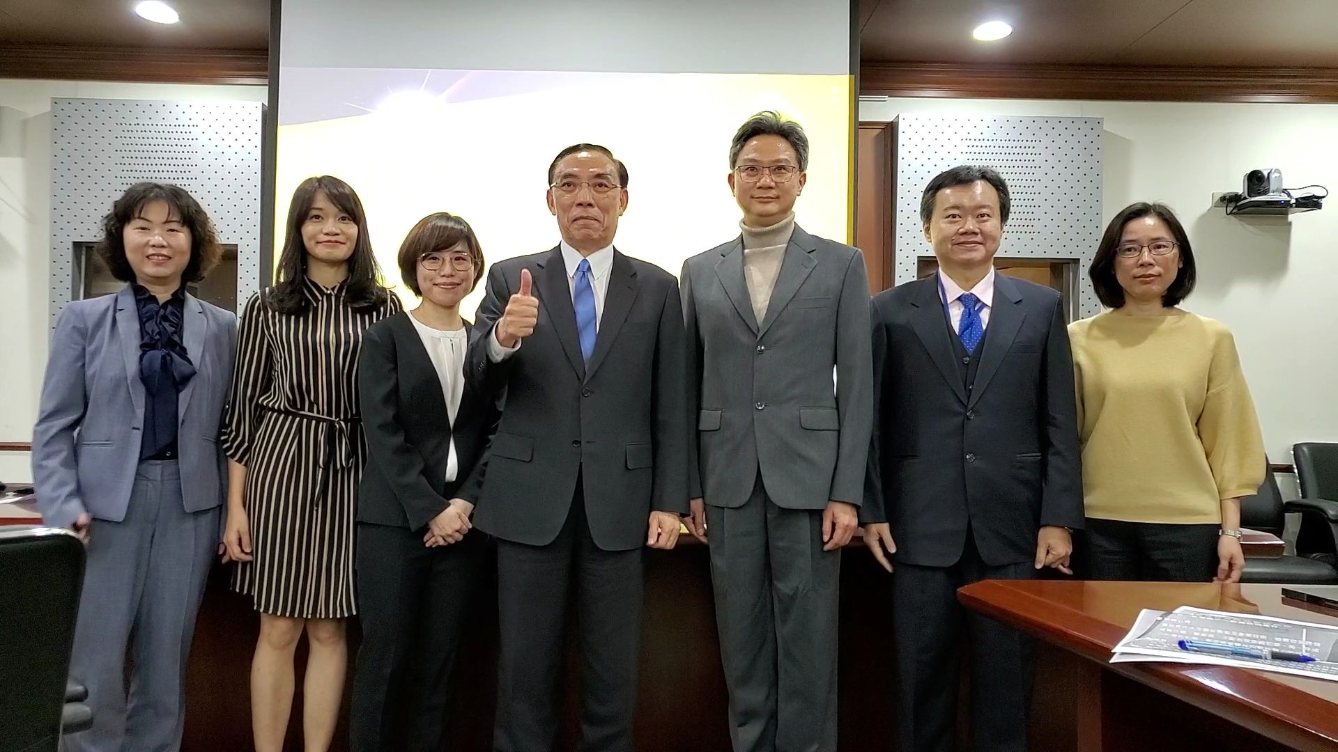 法務部長蔡清祥（中）與6得獎檢察官合影。右起依序為林秀敏、陳建佑、王怡仁、蔡清祥、廖倪凰、呂舒雯、郭靜文。