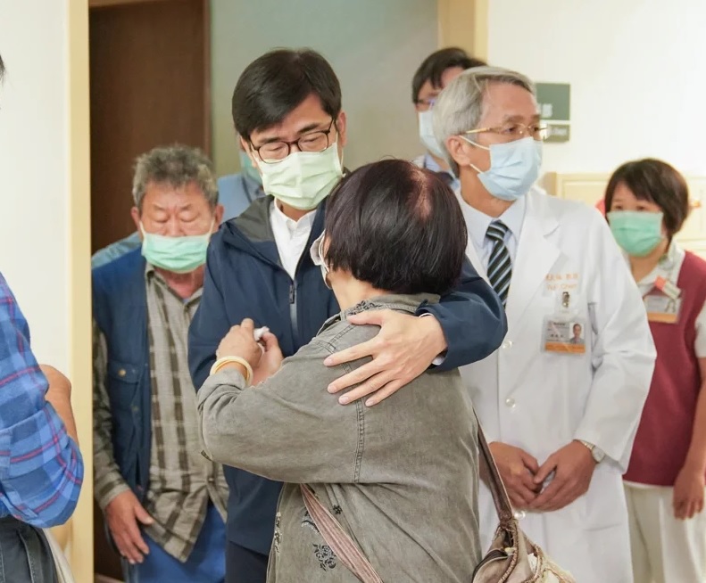 高雄市長陳其邁二度探望車禍傷患，慰問家屬。（高市社會局提供）