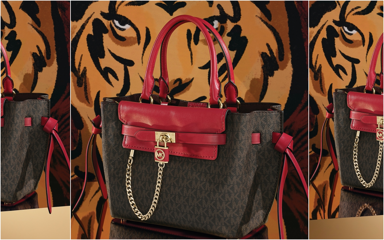 MICHAEL KORS邀請插畫家季未燃，為MICHAEL KORS設計了特殊的老虎插畫做為背景。Signature Logo Hamilton紅色鑲邊包，價格店洽（MICHAEL KORS提供）