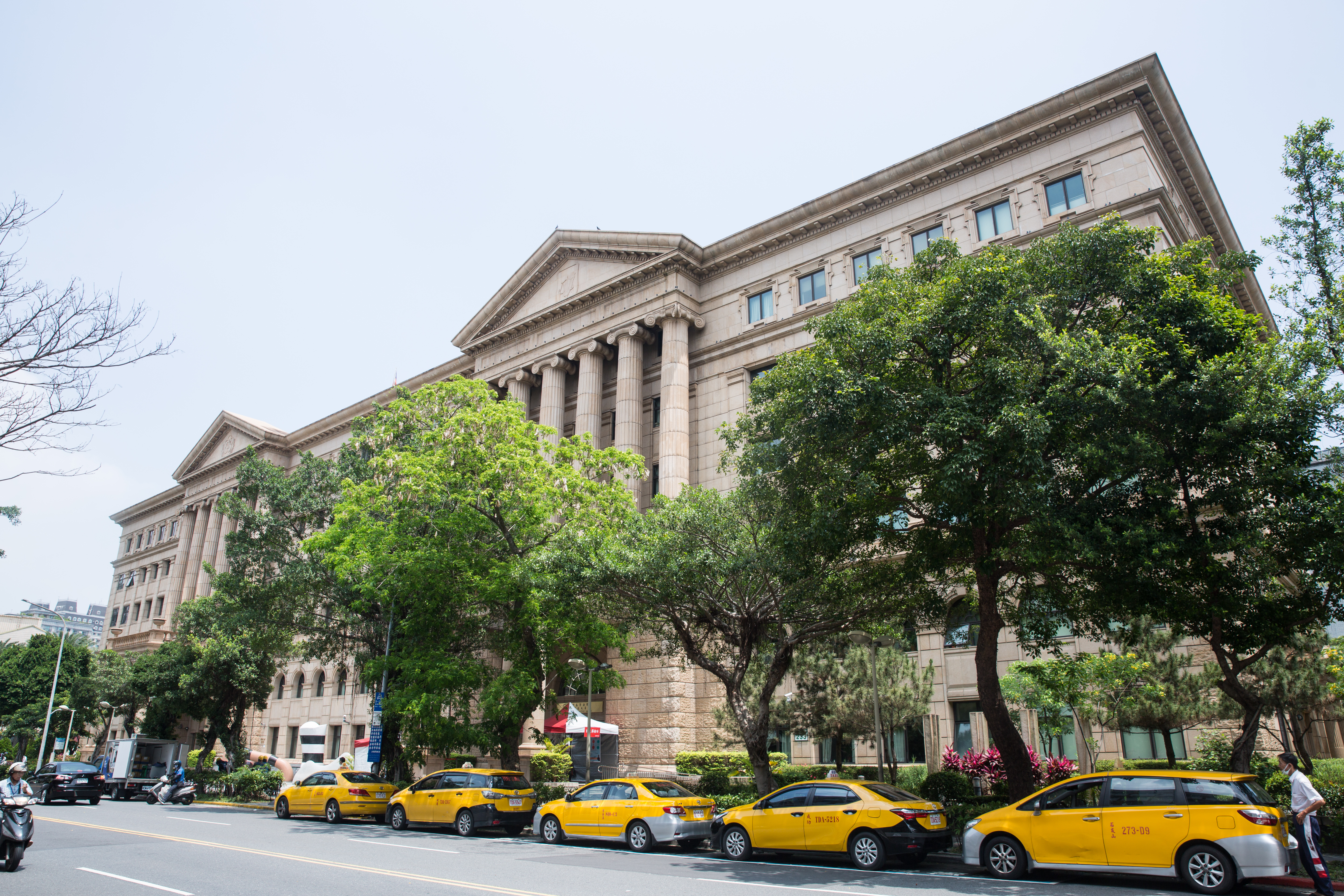 乾媽贈款後反悔，認為乾女兒沒盡奉養約定，提告撤銷贈與，但高等法院判決乾媽敗訴。