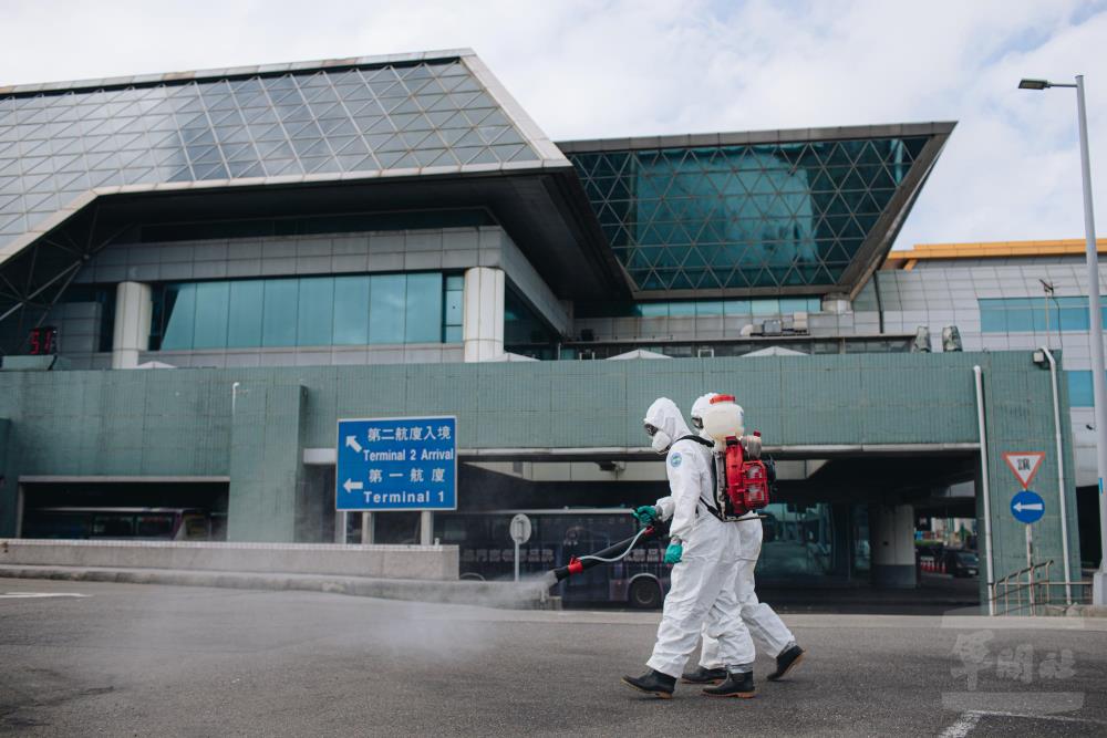 國軍33化學兵群日前進駐桃園機場擴大清消。（軍聞社）