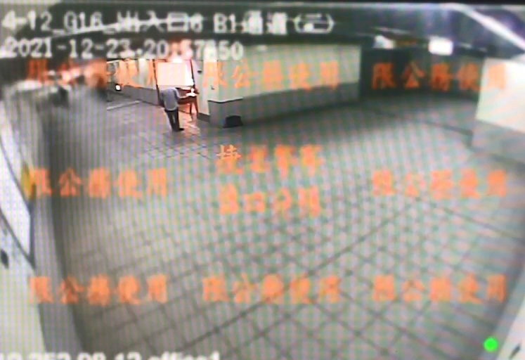 嫌犯站在店鋪門口朝女店員做出自慰動作。(警方提供)