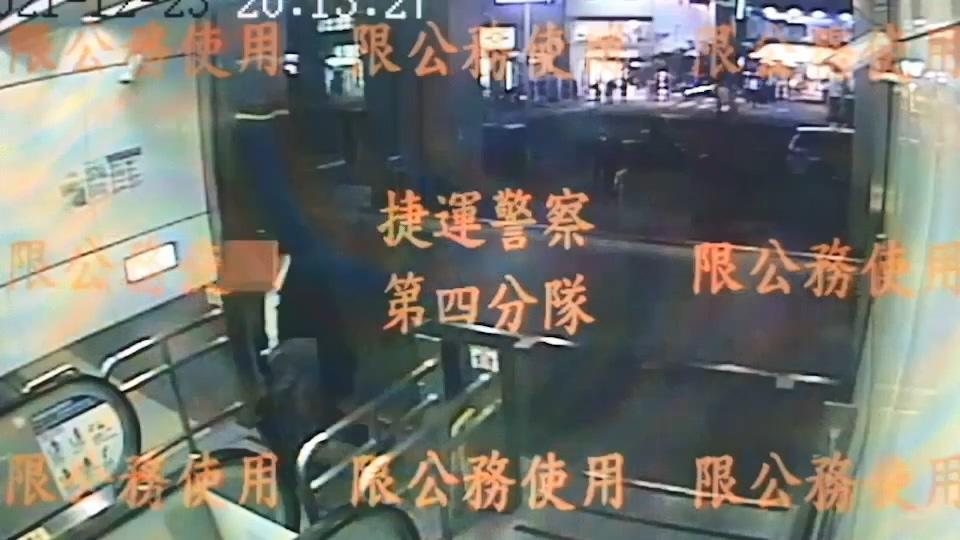 嫌犯犯案後立即離開捷運站。(警方提供)