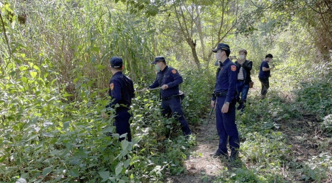 警消前往臥龍洞古道搜索，先後發現吊掛的2男1女遺體。（翻攝畫面）