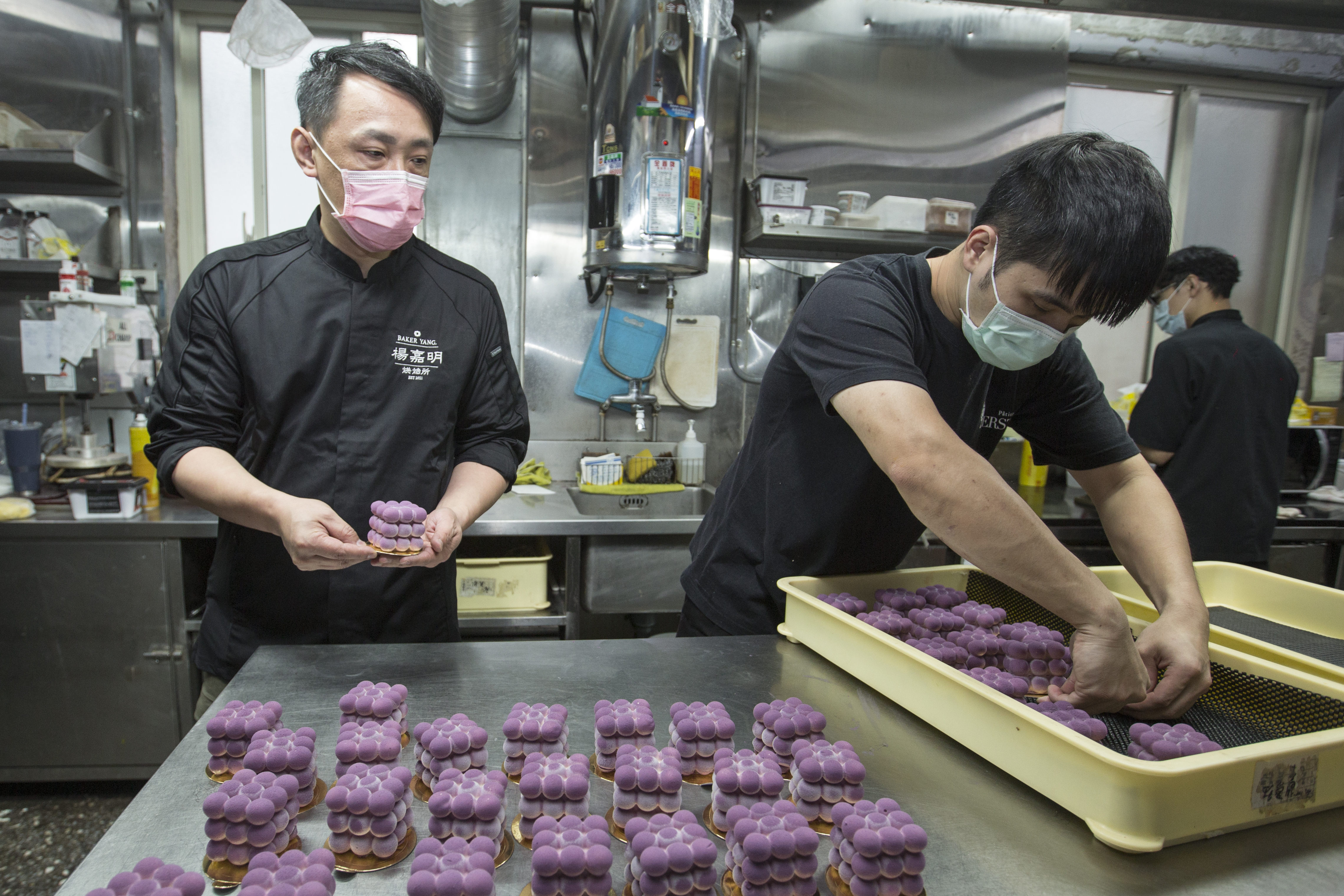 楊嘉明說，不要小看蛋糕師傅，他們這個行業很踏實，薪水不輸上班族小主管。