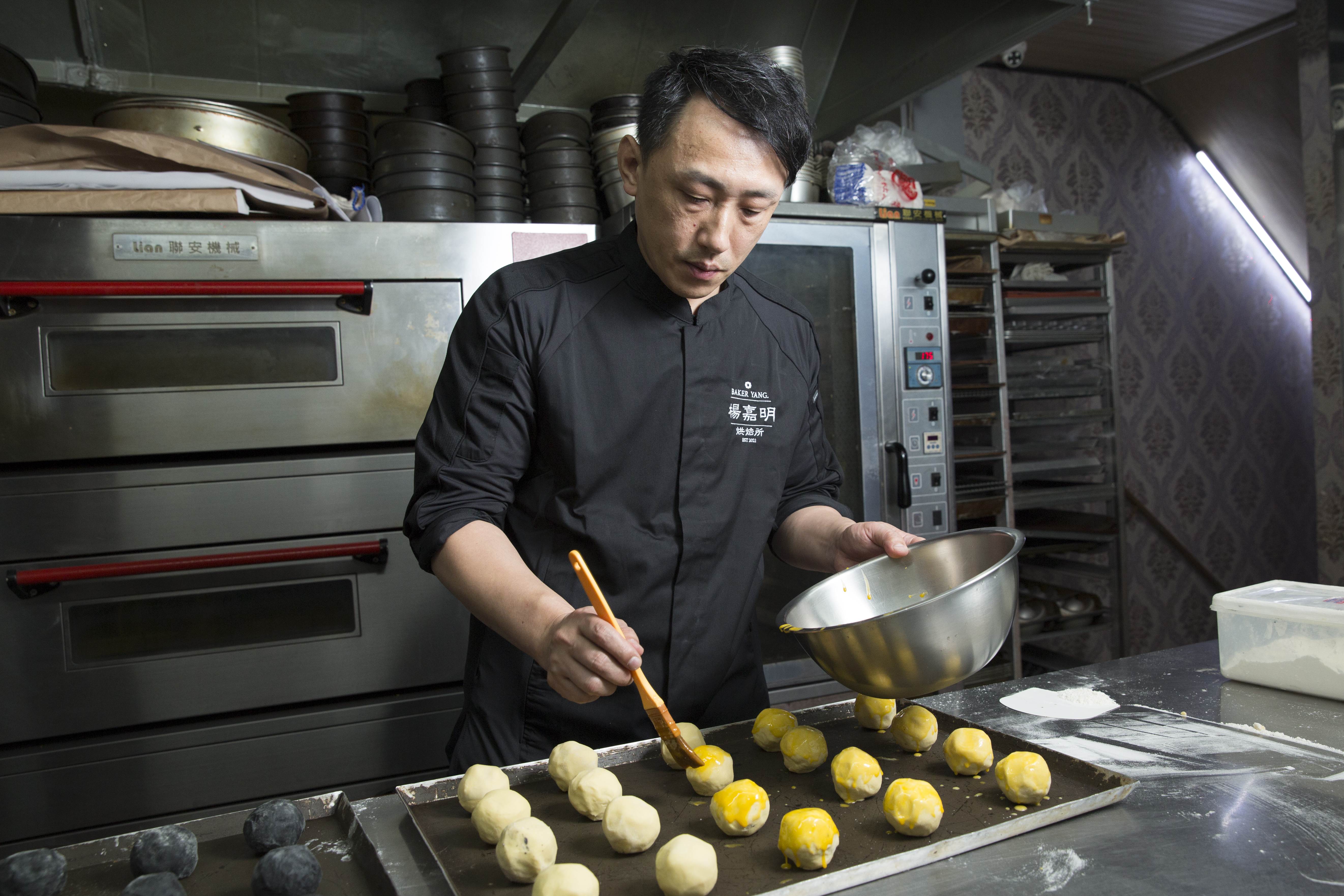 走過低潮，楊嘉明以自己為品牌，推出創意蛋黃酥再戰。