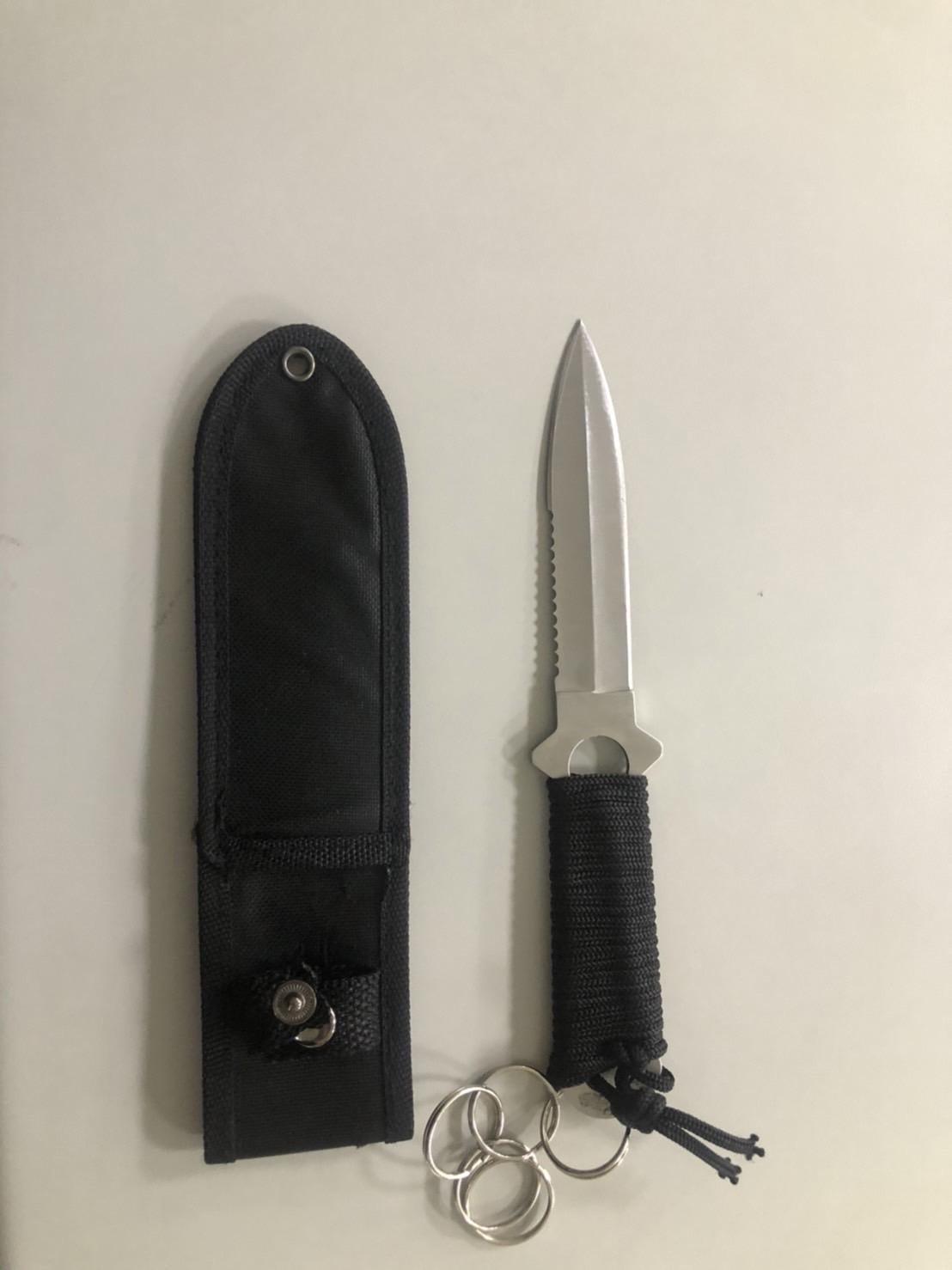 警方在蔡男身上起出一把匕首。(警方提供)