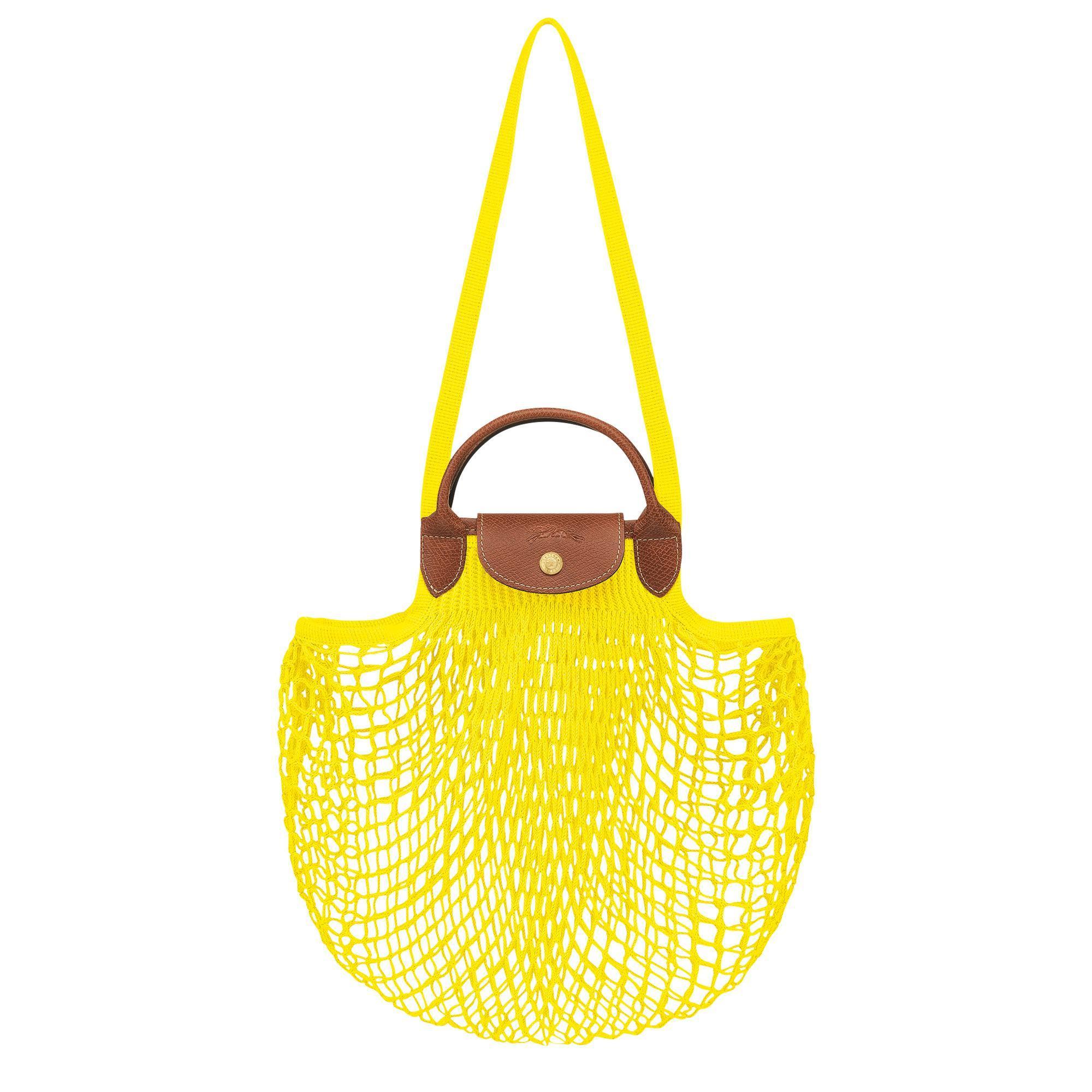 Liliy Collins同款的Le Pliage Filet系列檸檬黃手提包。NT$3,800(LONGCHAMP提供)