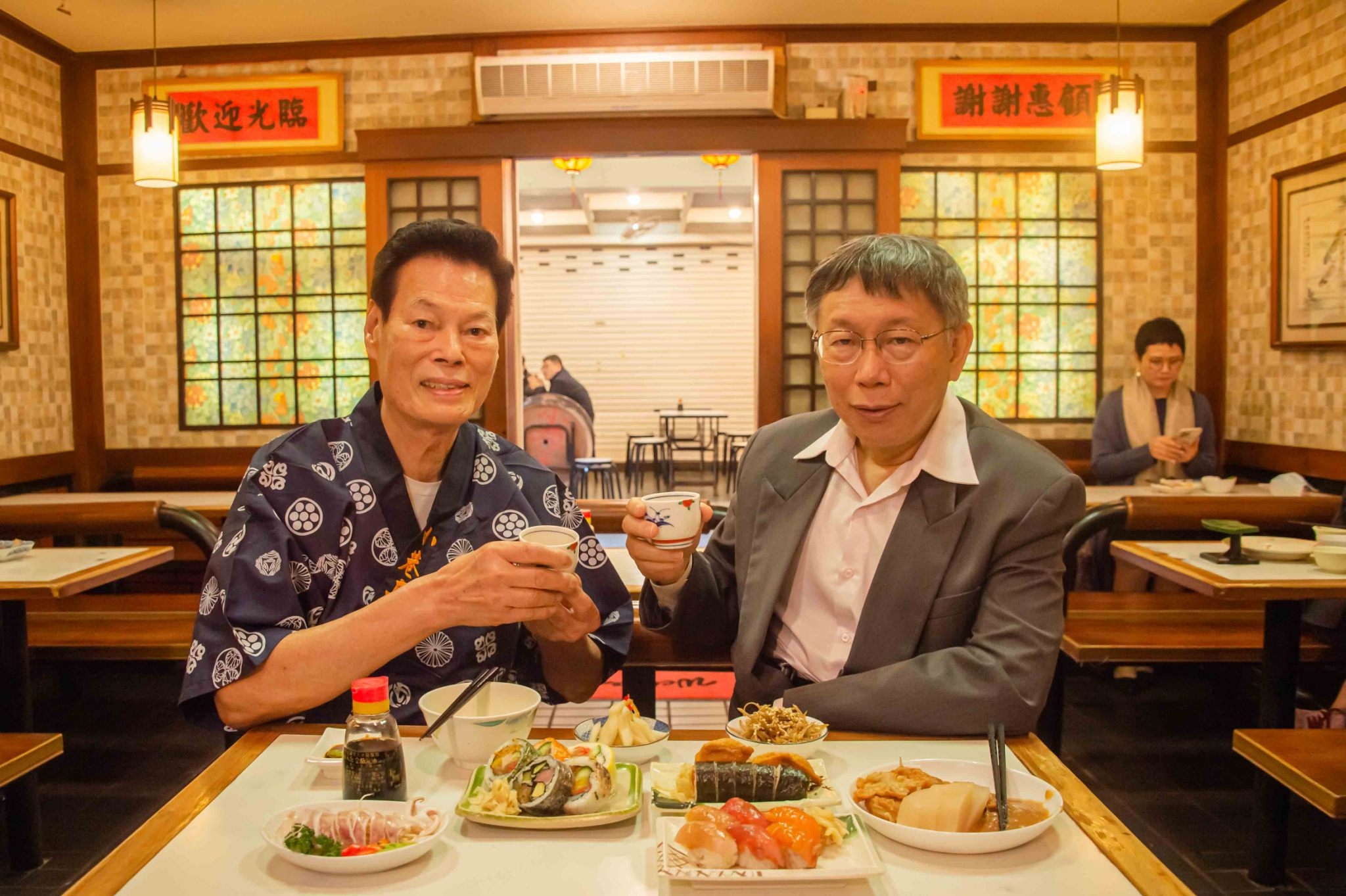 台北市長柯文哲（左）近日也親赴台劇《華燈初上》的場景吃飯踩點。（翻攝自柯文哲臉書）