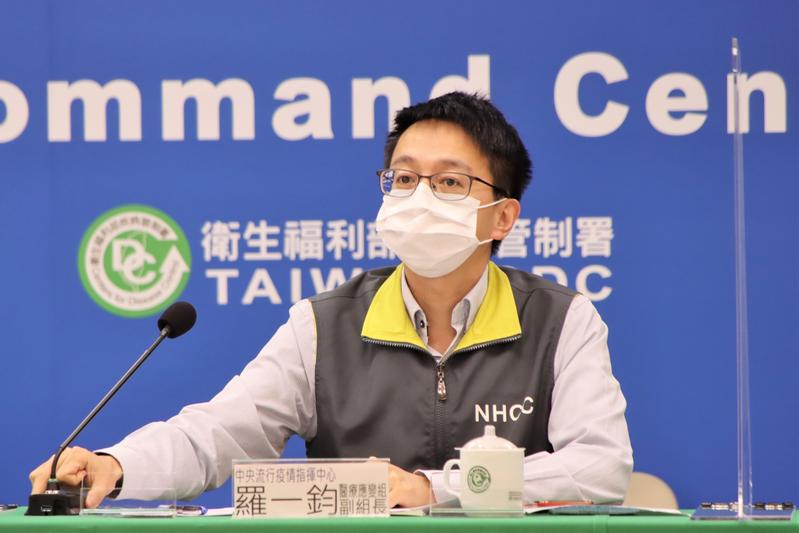 羅一鈞說明，防疫旅館群聚案的確診情形與後續處置。（指揮中心提供）