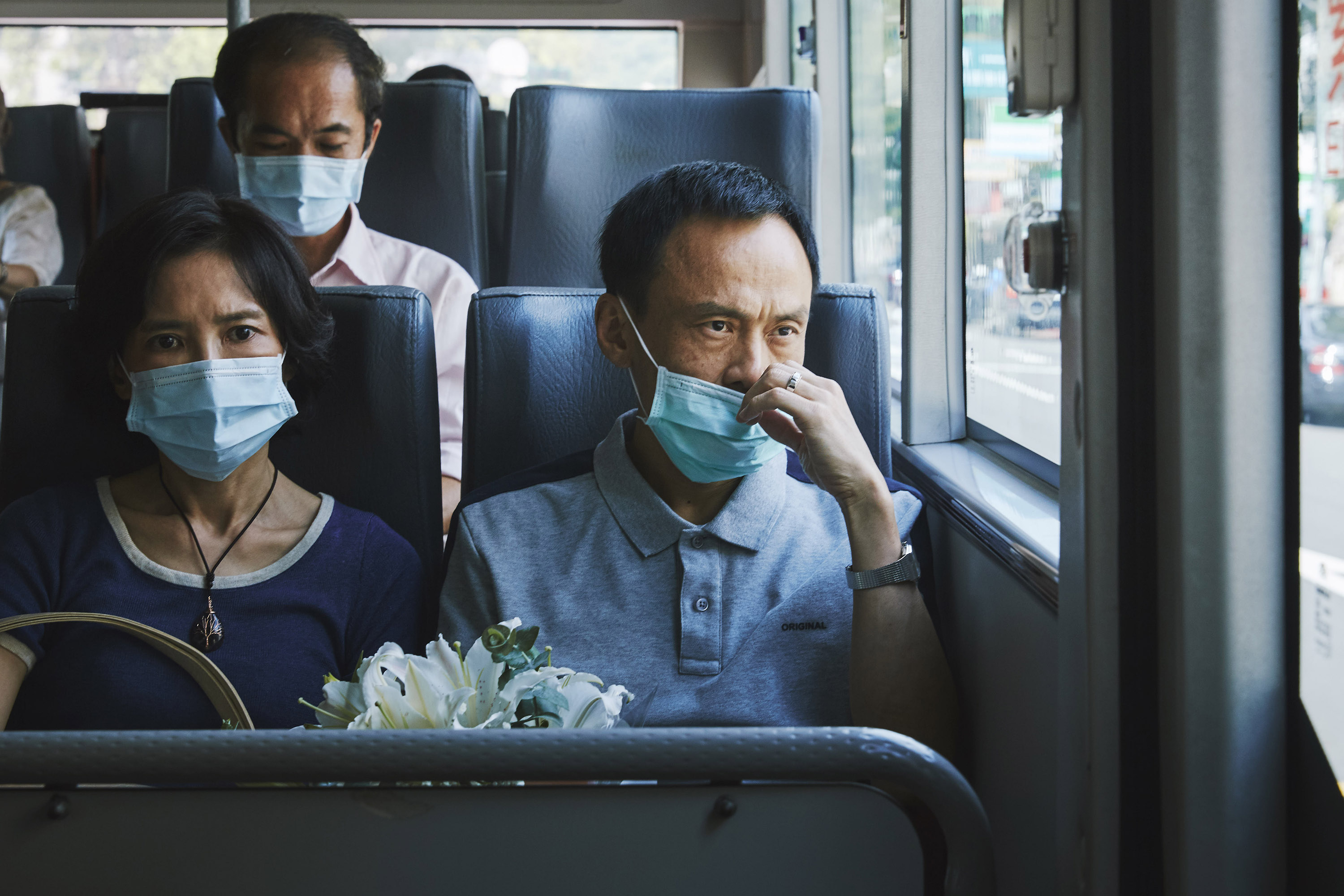 陳湘琪（左）與陳以文（右）在王定國小說《妖精》改編的電影《修行》中扮演夫妻，因丈夫曾經外遇，彼此關係降至冰點。（好威映象提供）