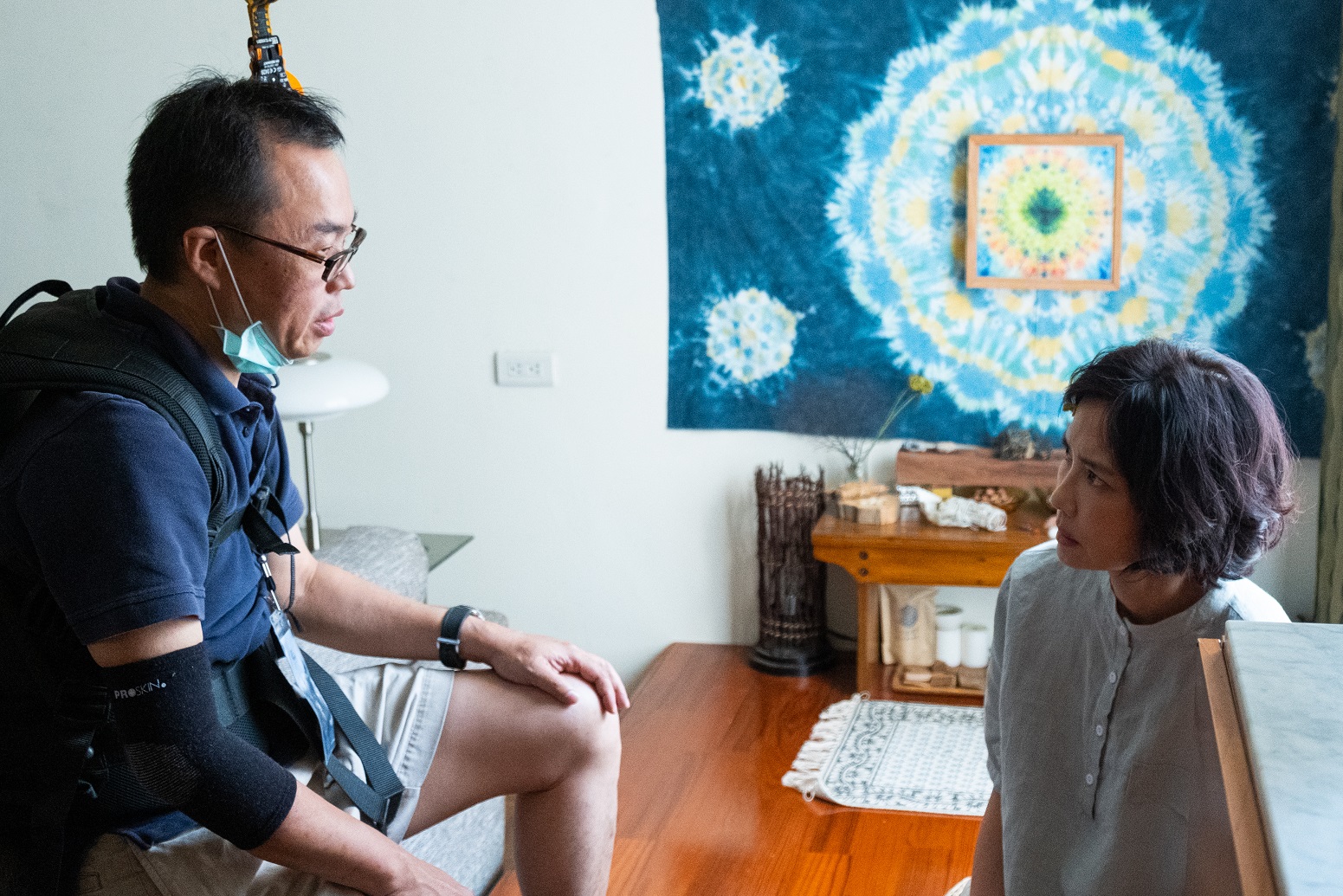 身兼編導與攝影的錢翔（左）與女主角陳湘琪（右）反覆討論角色與劇本，培養合作默契。（好威映象提供）