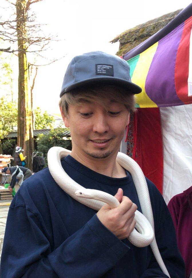 演員菅田將暉曾上節目透露自己使用這張SHOCK EYE與白蛇的照片作為手機桌布。(翻攝自SHOCK EYE Instagram)