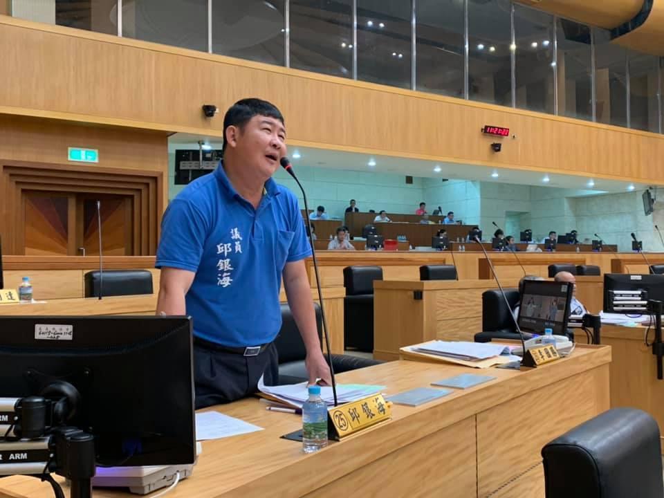 嘉義縣議員邱銀海毆打、辱罵環保局人員，法院日前判決出爐。（翻攝自邱銀海臉書）