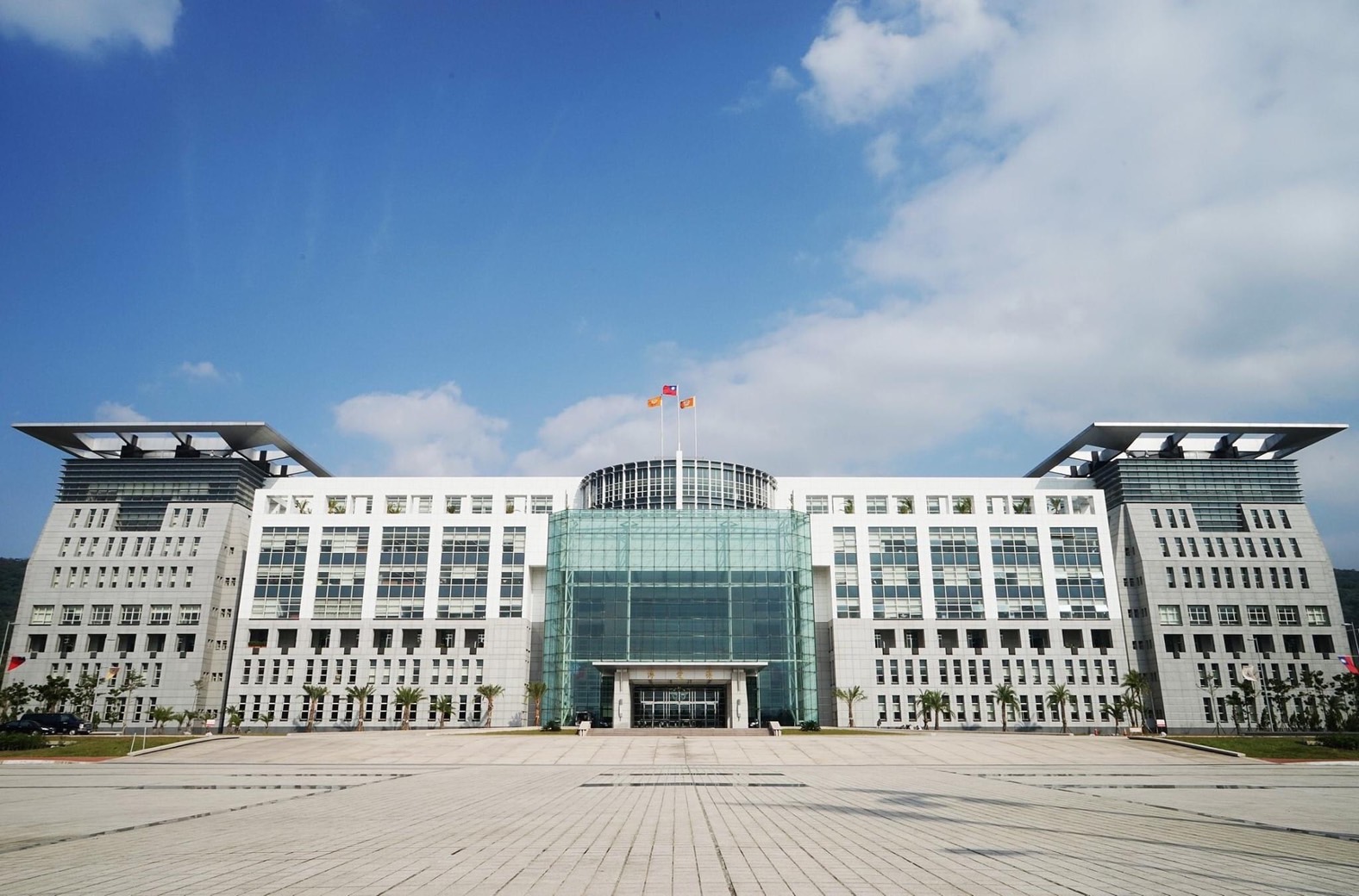 國軍梁姓上校涉酒駕遭開罰扣車。圖為國防部外觀。（翻攝自國防部發言人臉書）