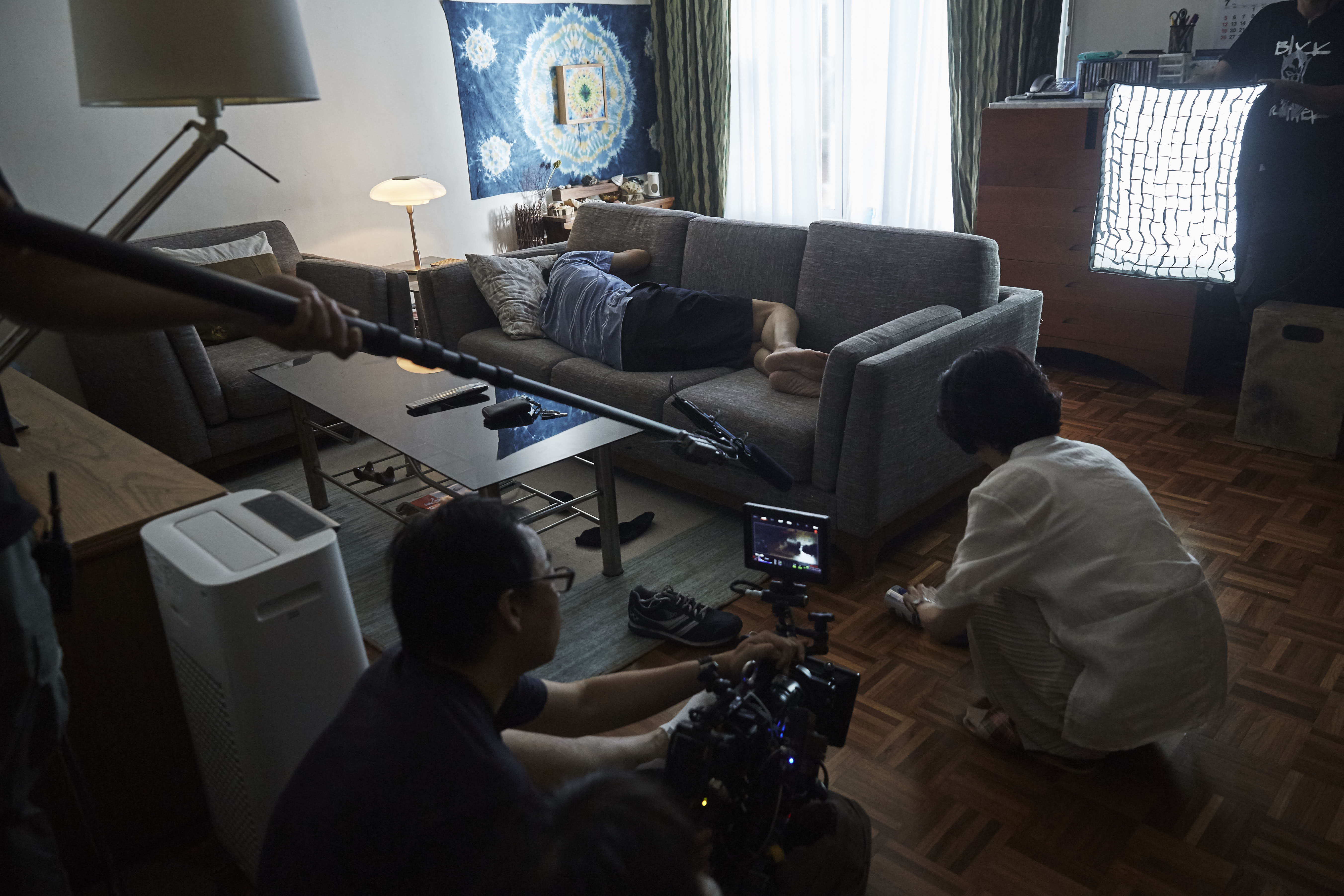 導演錢翔（左起）拍攝不少陳以文與陳湘琪的背影，顯現夫妻之間毫無溝通、冷漠以對的情境。（好威映象提供）