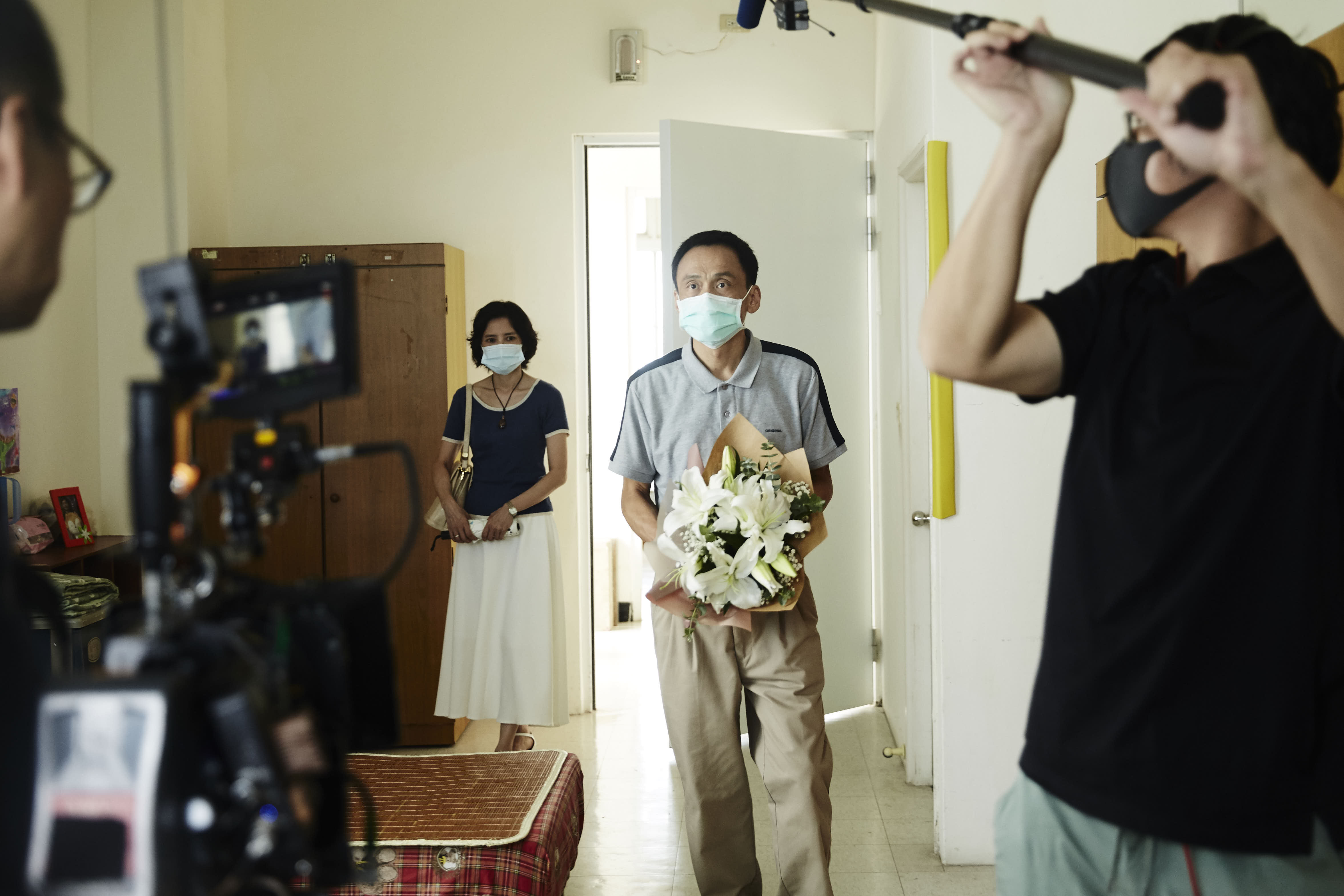 電影《修行》中陳以文(中右)與陳湘琪(中左)扮演夫妻。(好威映象提供)