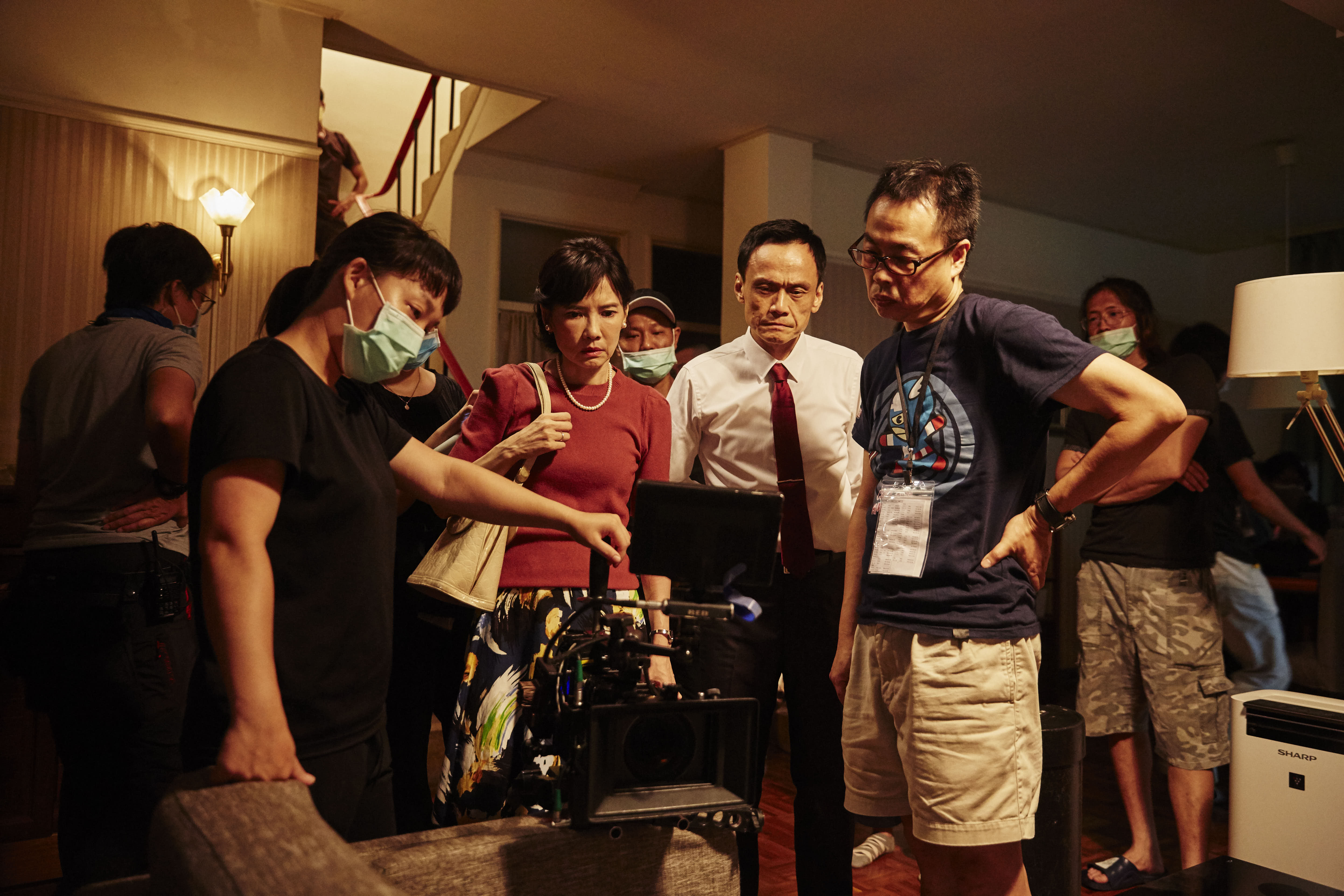 編導錢翔（前排右一起）邀集金馬影帝陳以文、影后陳湘琪合作《修行》，並將影片受到的肯定歸功於團隊的貢獻。（好威映象提供）